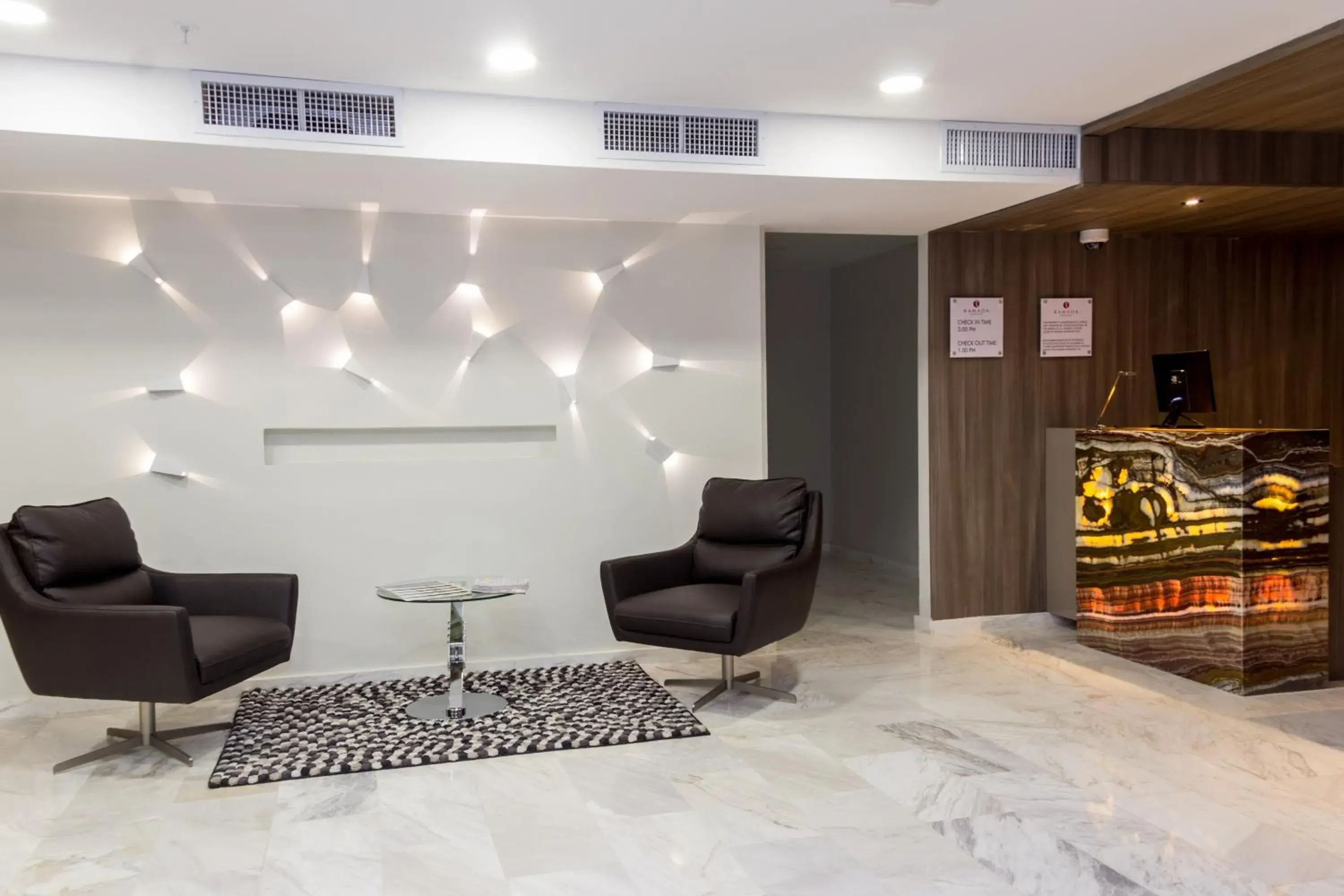 Communal lounge/ TV room, Seating Area in Ramada Panama Centro via Argentina