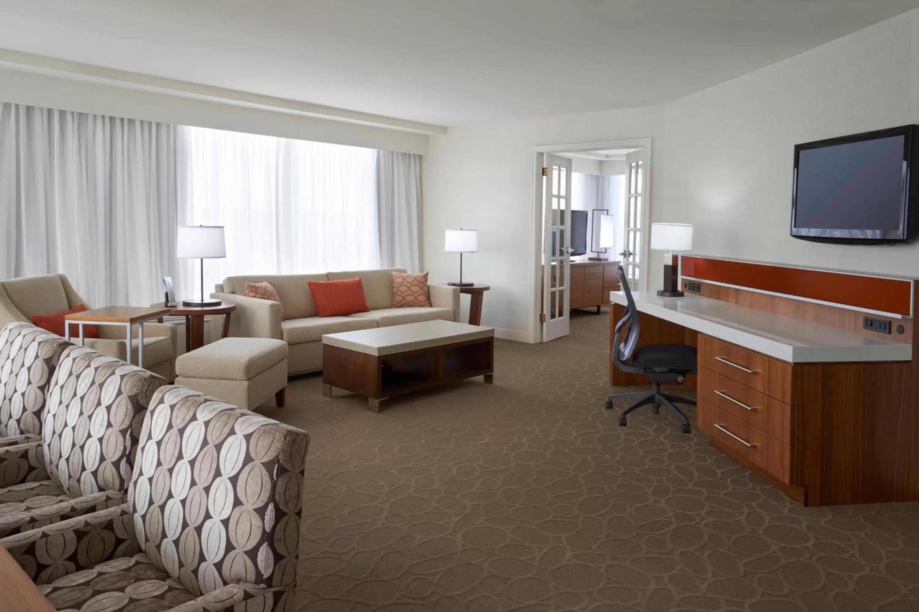 Living room, TV/Entertainment Center in Delta Hotels by Marriott Toronto Airport & Conference Centre