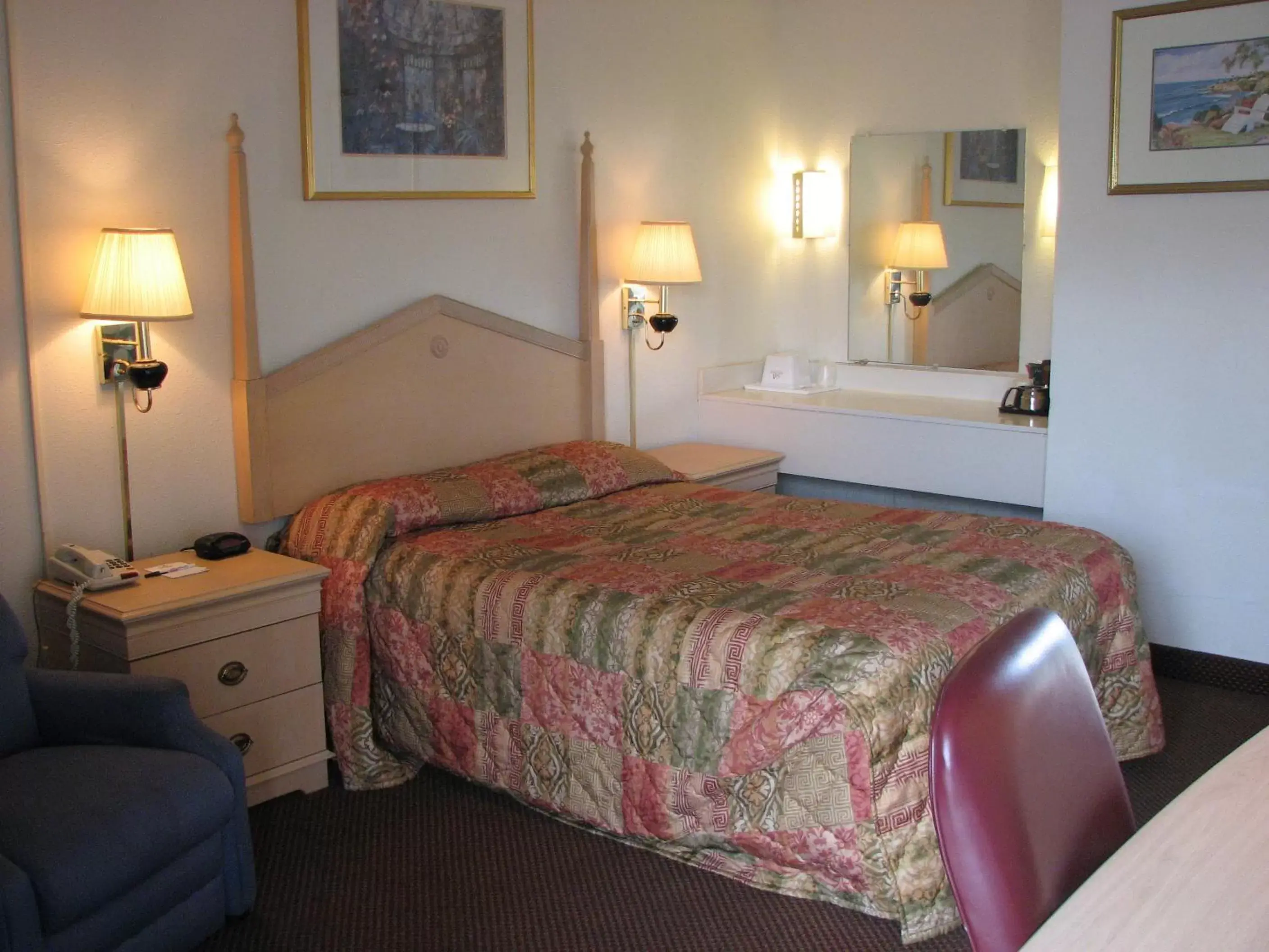 Bed in Canterbury Inn & Suites