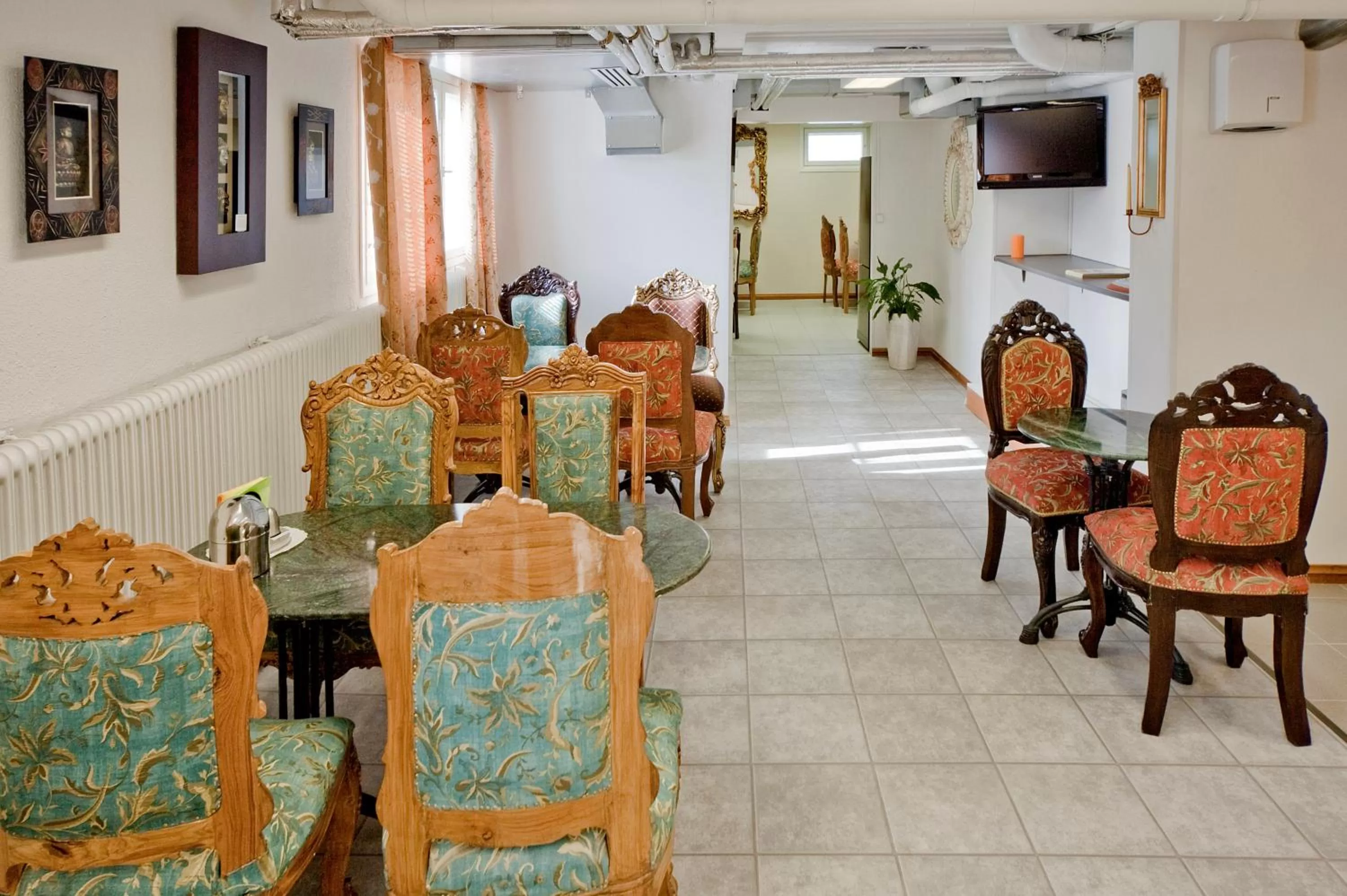 Restaurant/places to eat in Mango Hotel