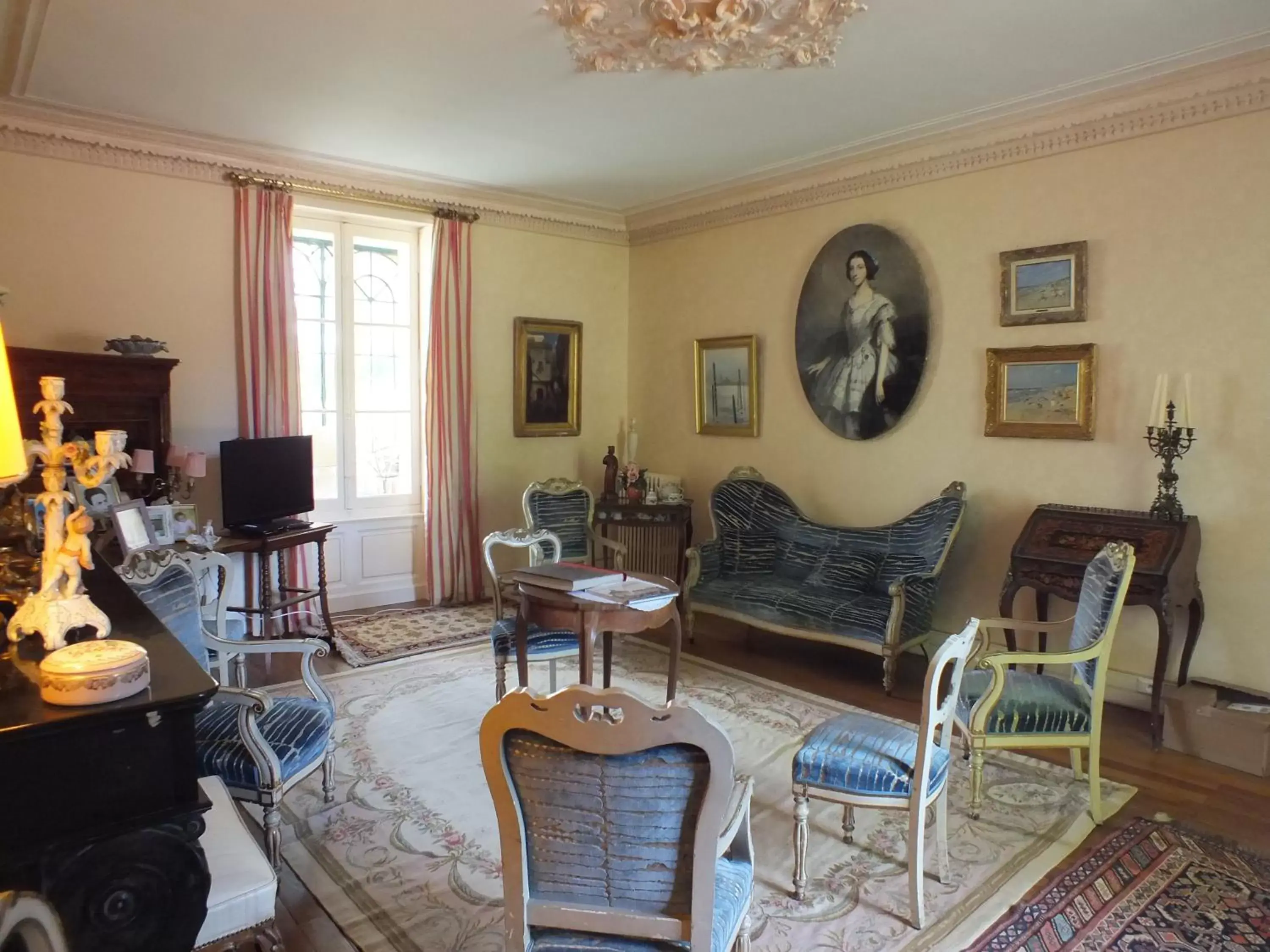 Living room, Seating Area in Château de Nazé