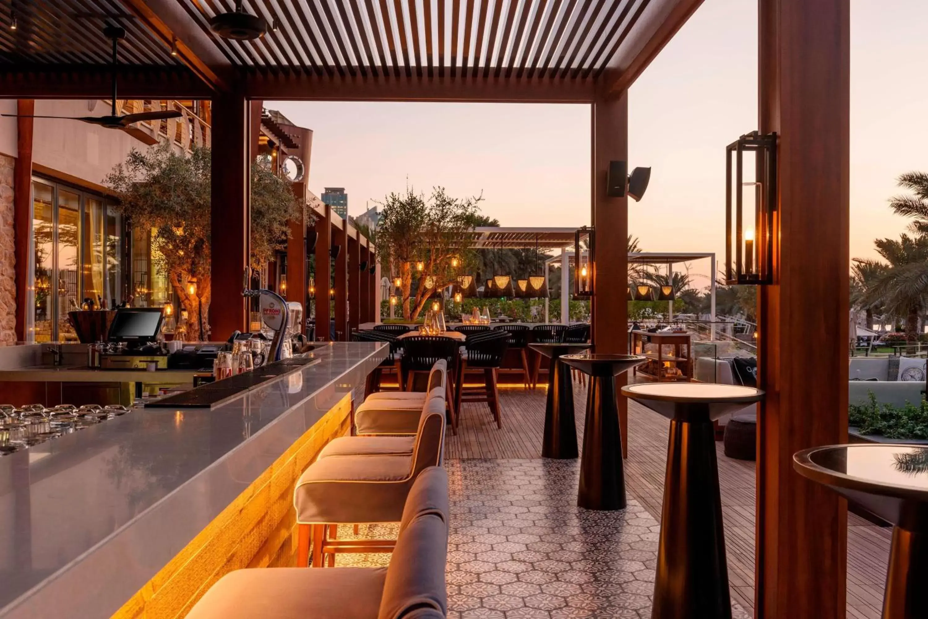 Lounge or bar, Restaurant/Places to Eat in The Westin Dubai Mina Seyahi Beach Resort and Waterpark