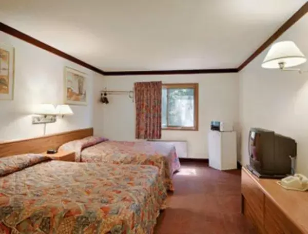 Photo of the whole room, Bed in Becker inn & Suites