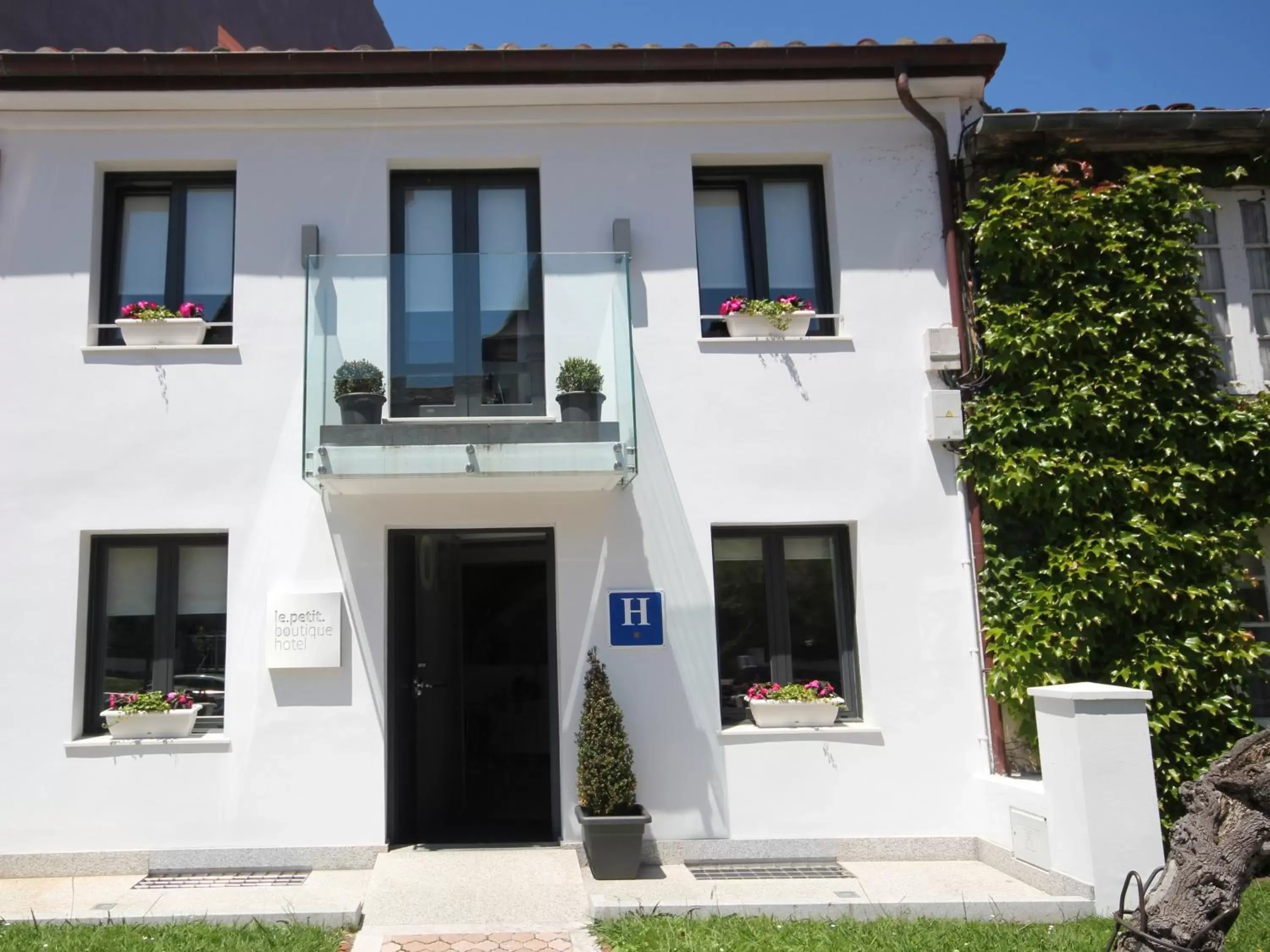 Facade/entrance, Property Building in Le Petit Boutique Hotel