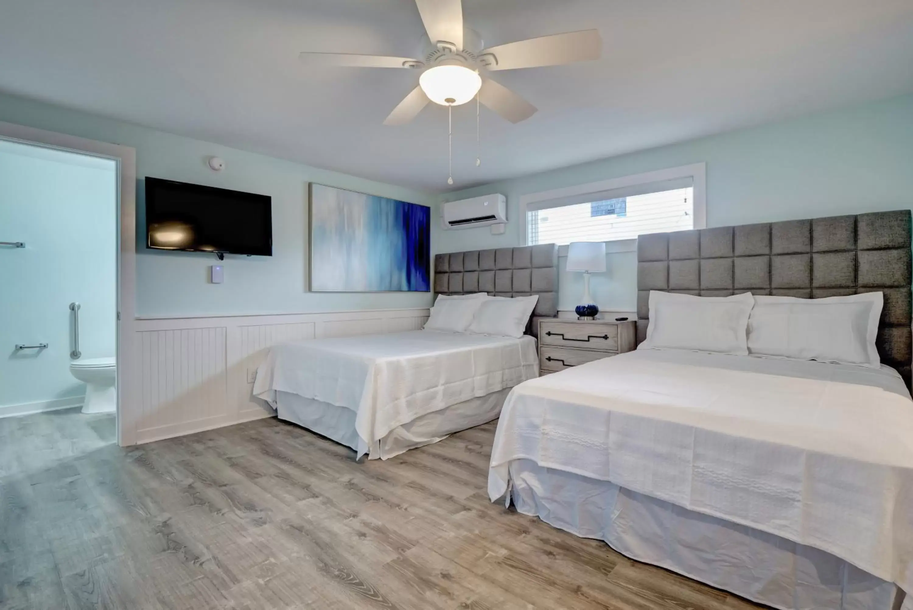 Property building, Bed in Loggerhead Inn and Suites by Carolina Retreats