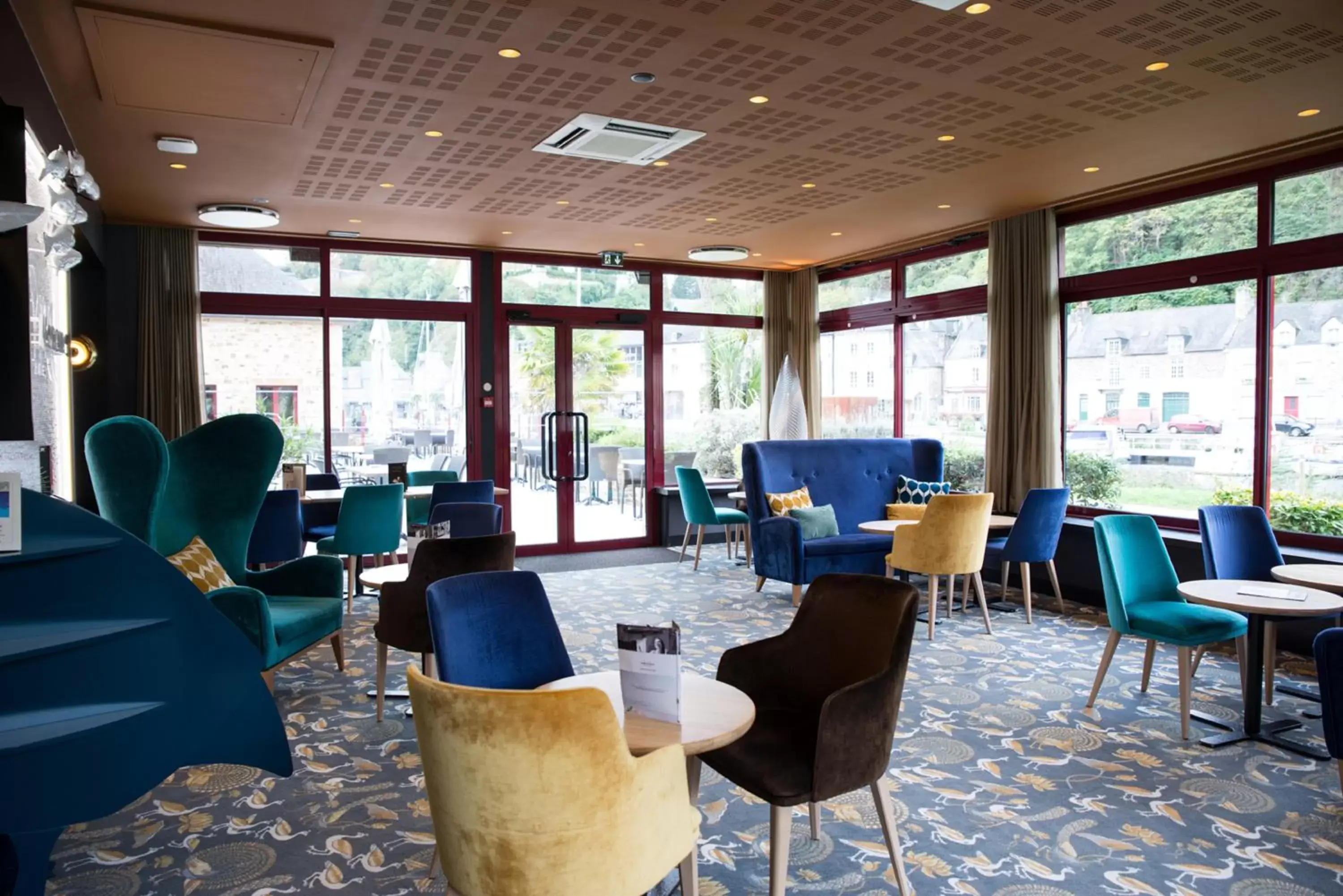 Lounge or bar in Mercure Dinan Port Le Jerzual