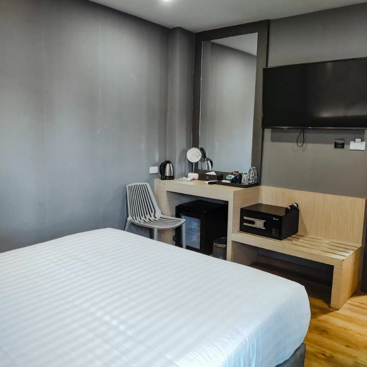 Bedroom, Bed in Hyde Park Hotel Bangkok