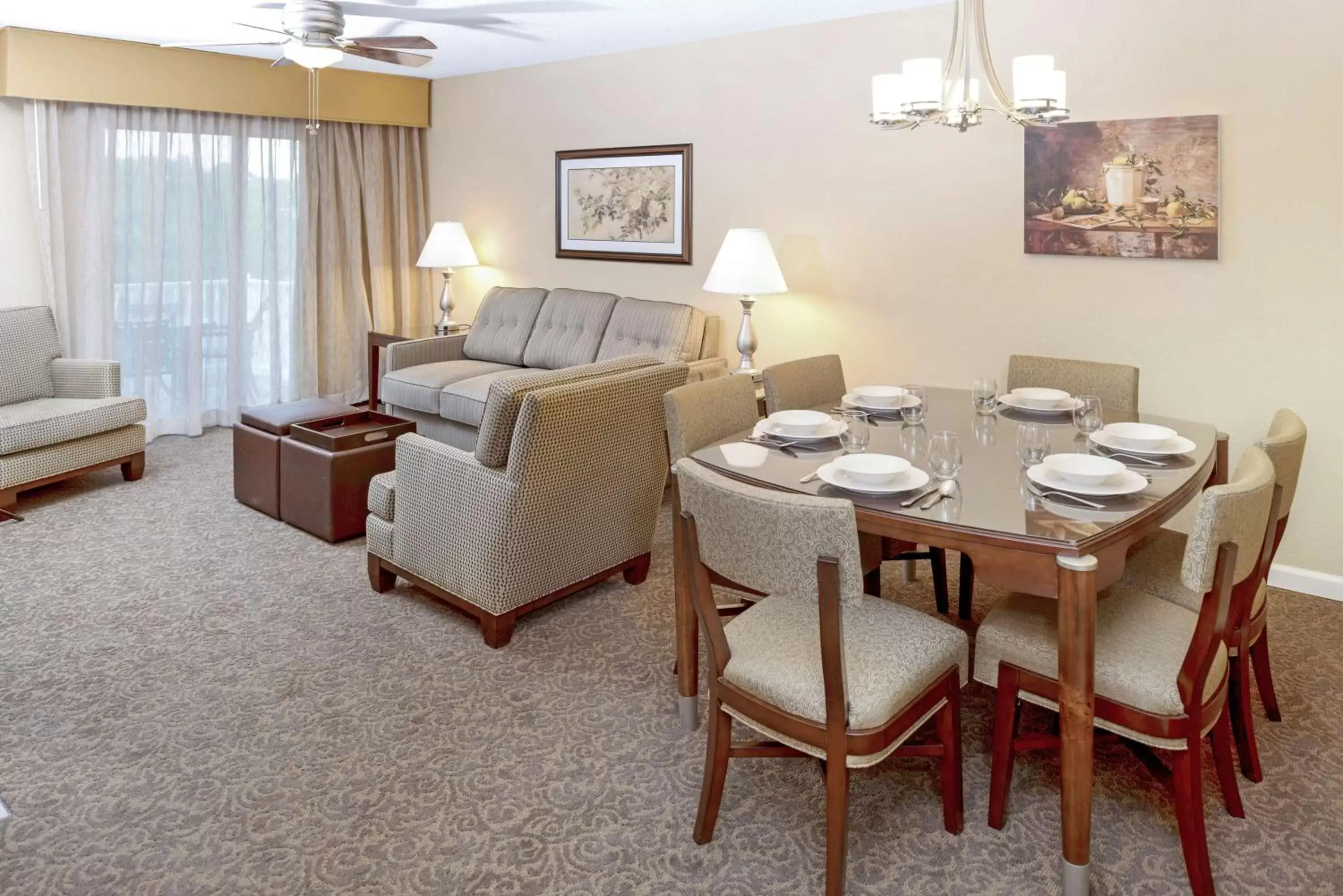 Living room, Dining Area in Hilton Vacation Club The Historic Powhatan Williamsburg