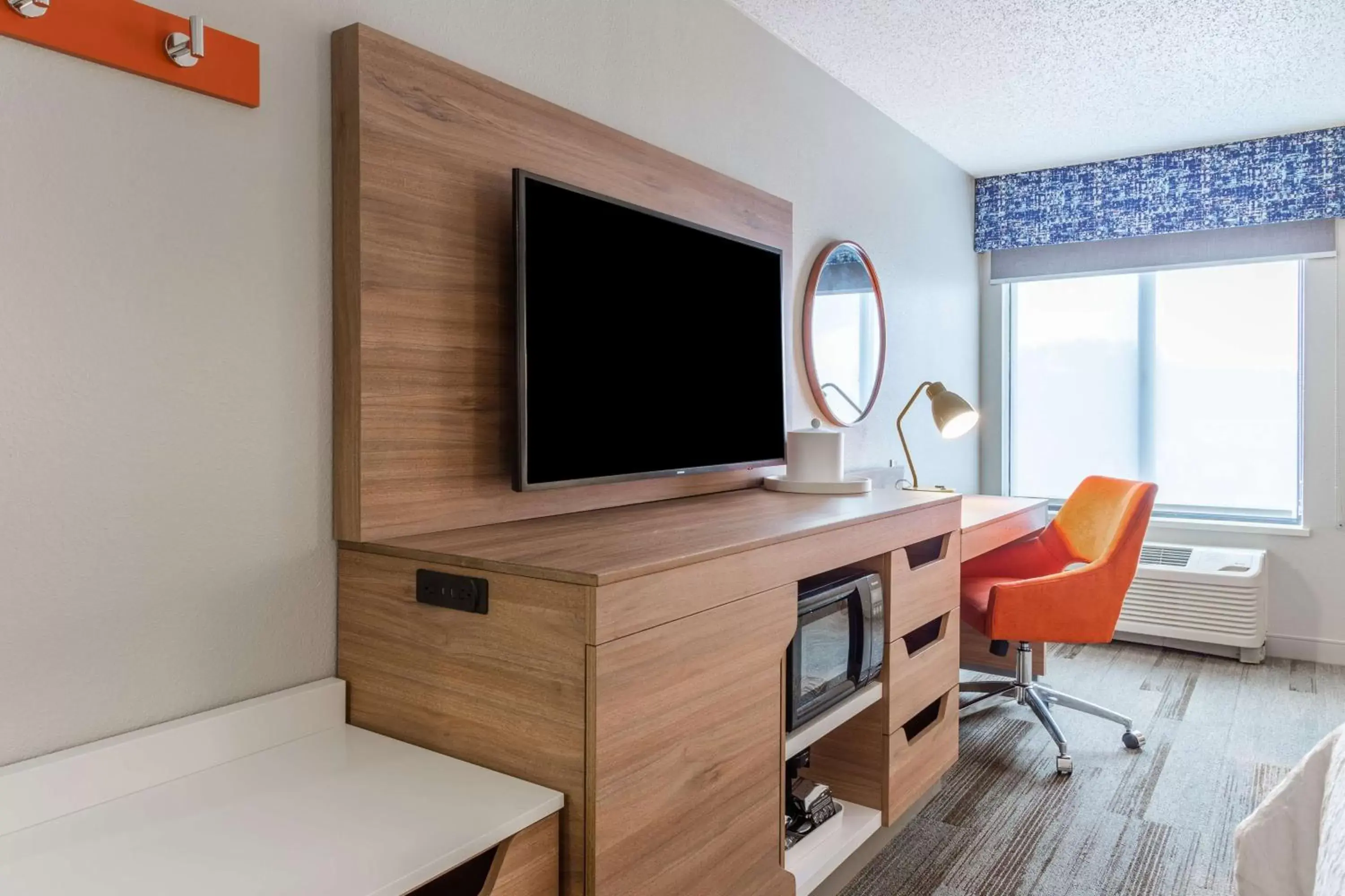 Bedroom, TV/Entertainment Center in Hampton Inn La Crosse/Onalaska