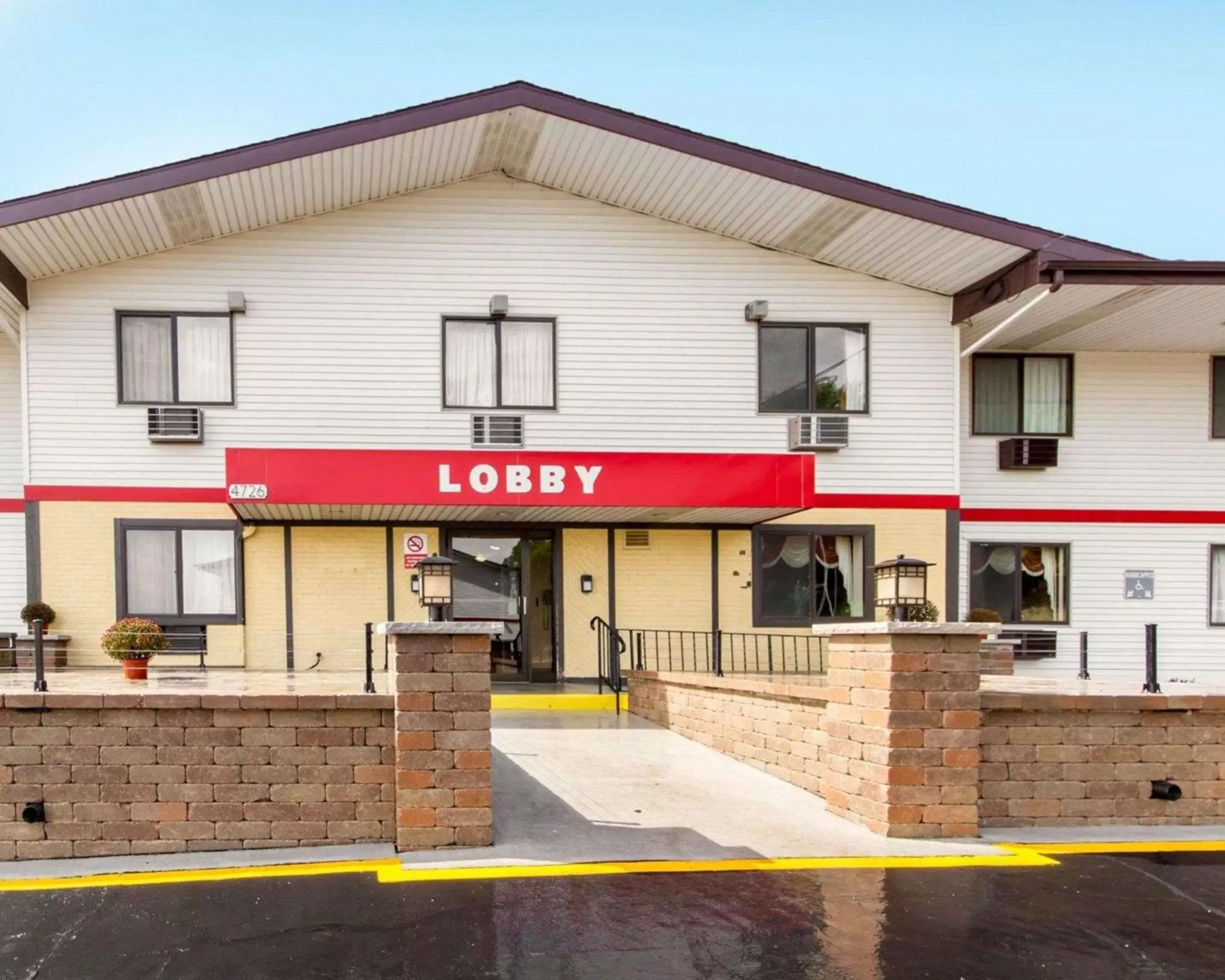 Property building in Econo Lodge Madison