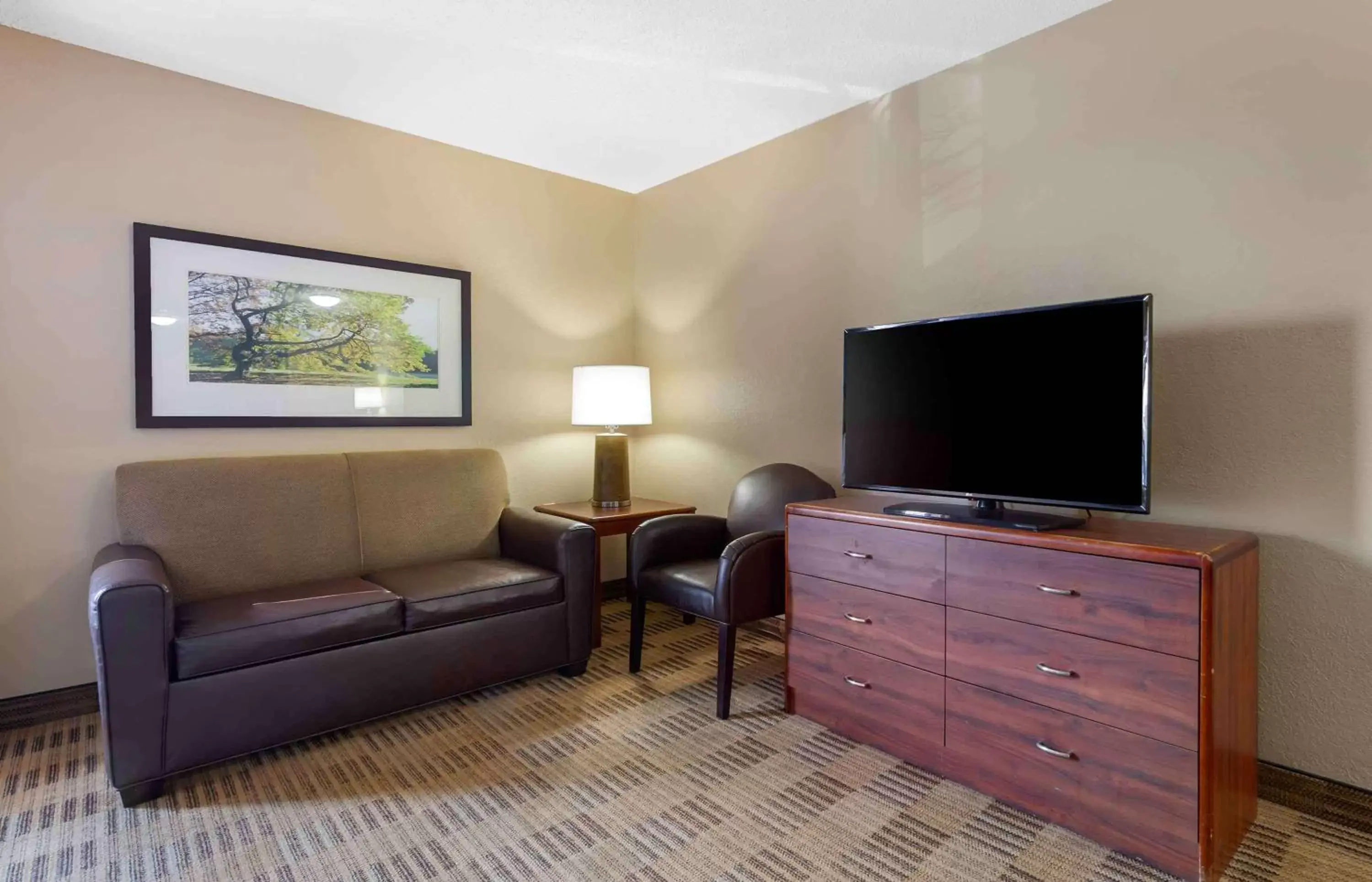 Bedroom, TV/Entertainment Center in Extended Stay America Select Suites - Memphis - Cordova