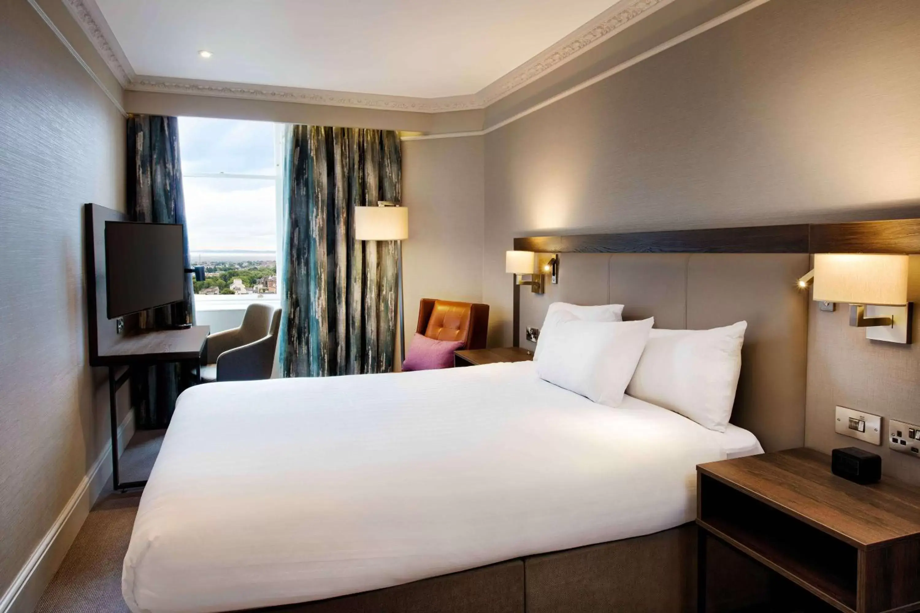 Bedroom, Bed in Hilton Edinburgh Carlton