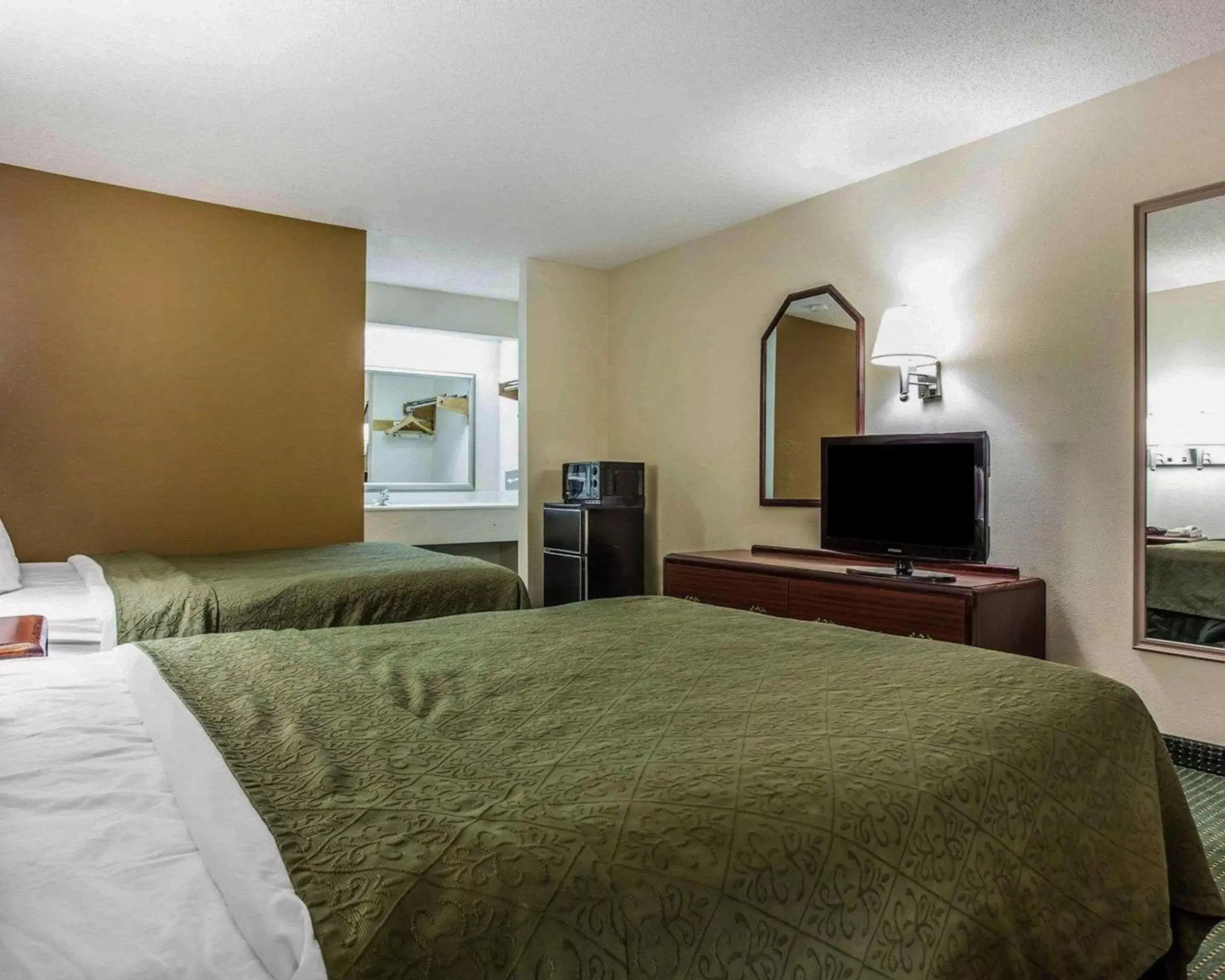 Photo of the whole room, Bed in Quality Inn & Suites Stockbridge Atlanta South I-75