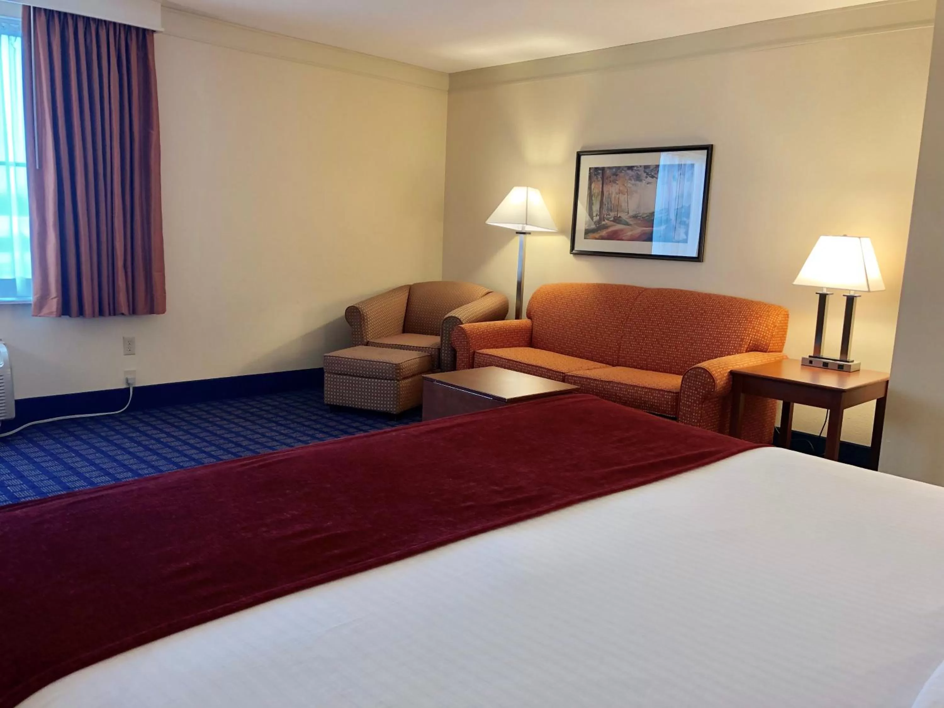 Living room, Bed in Baymont by Wyndham Grand Rapids SW/Byron Center