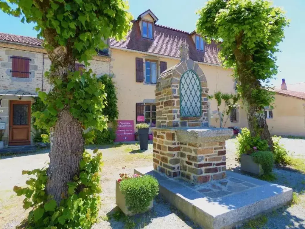 Landmark view, Property Building in L'Ancien Presbytère Chambres D'hote ou Gite