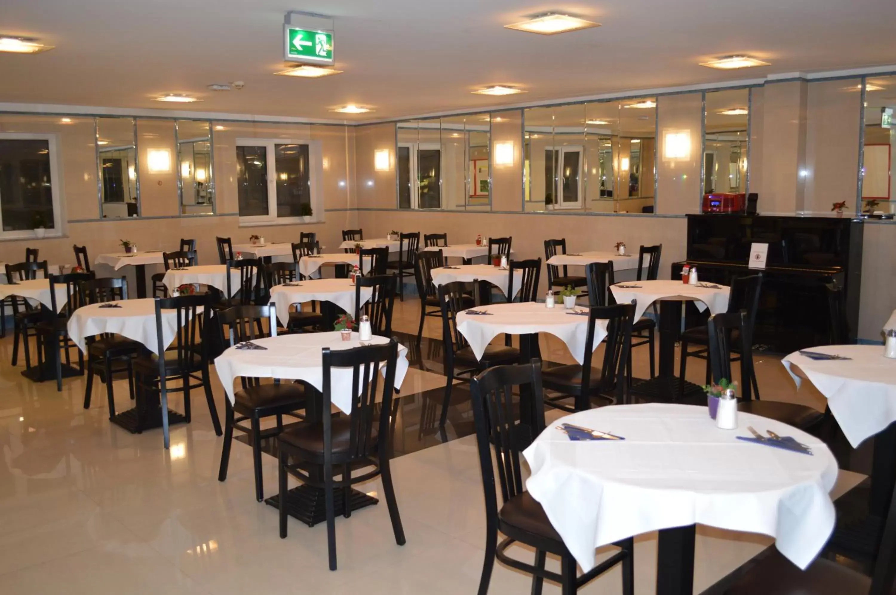 Restaurant/Places to Eat in Hotel Donaustadt Kagran - at Metro U1