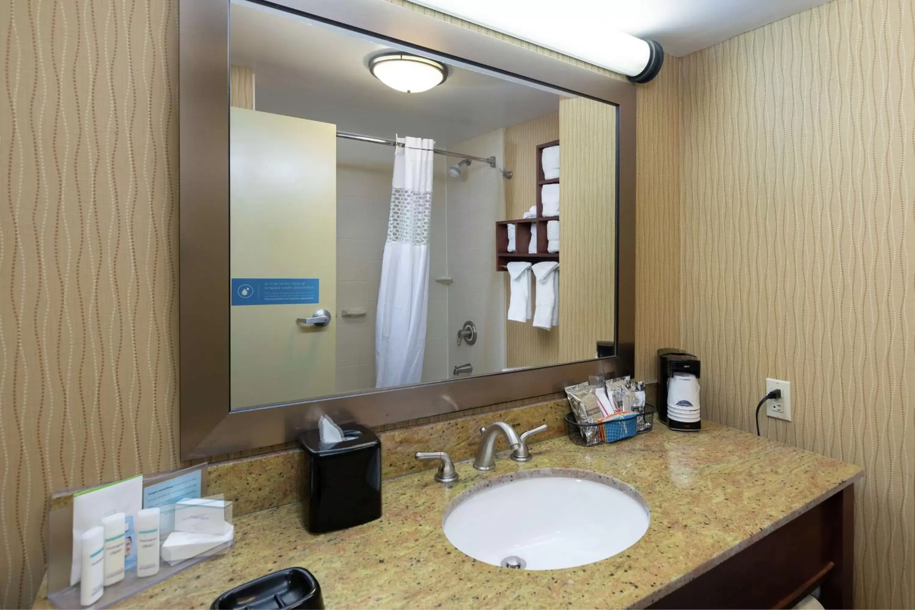 Bathroom in Hampton Inn Houma