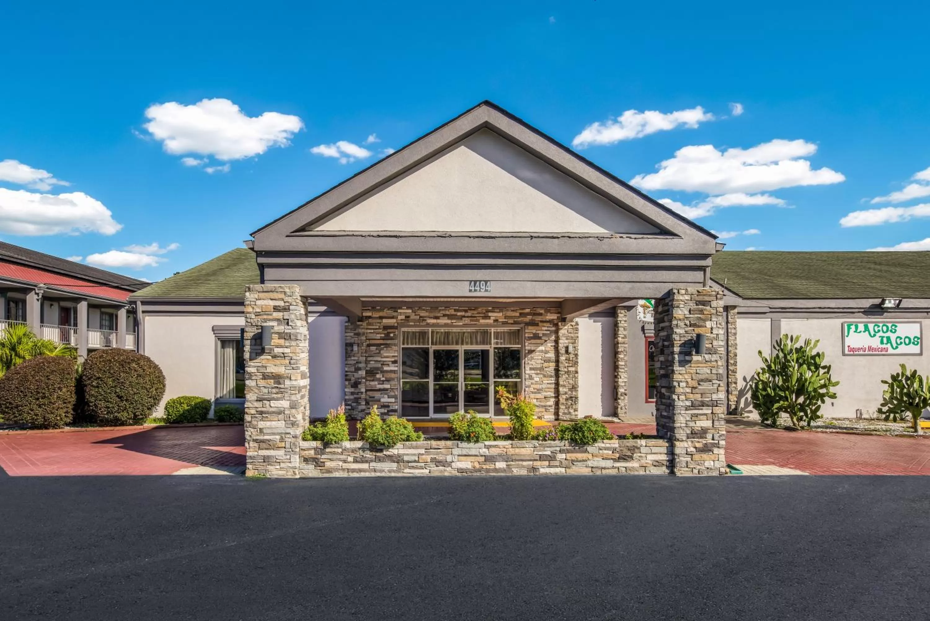 Property building in Red Roof Inn Savannah - Richmond Hill I-95