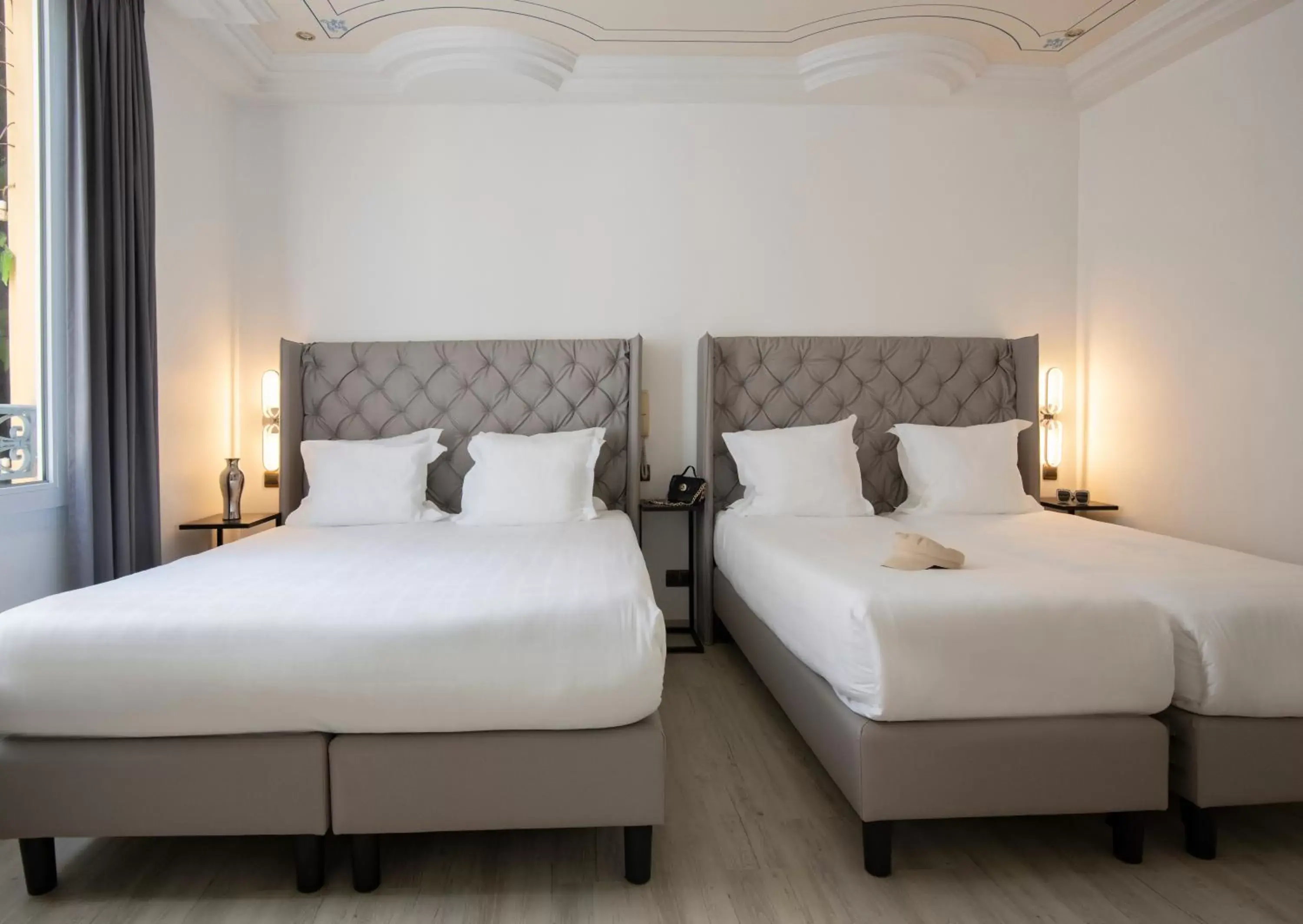 Bed in GOLDEN TULIP CANNES HOTEL de PARIS