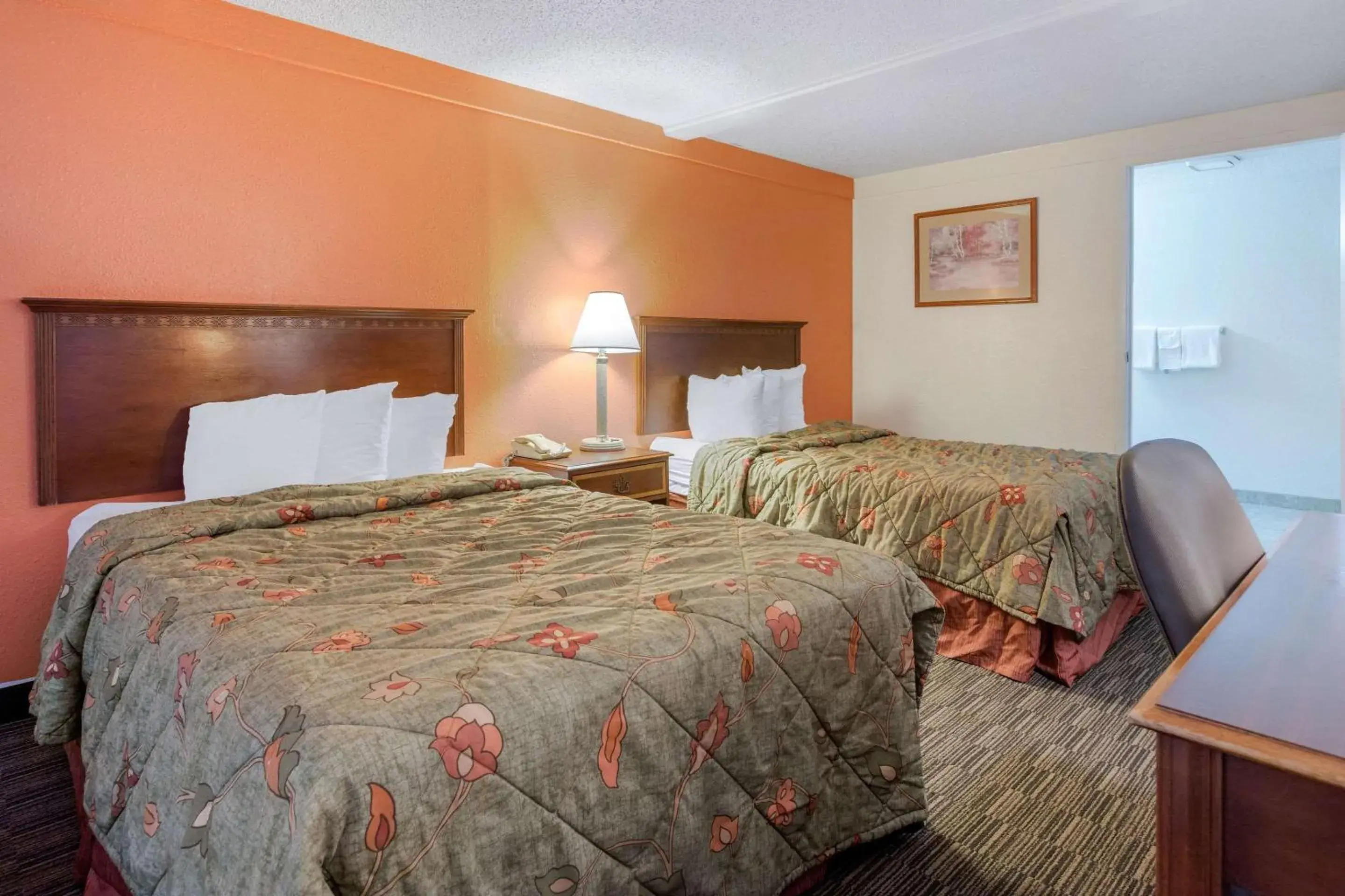 Photo of the whole room, Bed in Rodeway Inn Auburn Hills