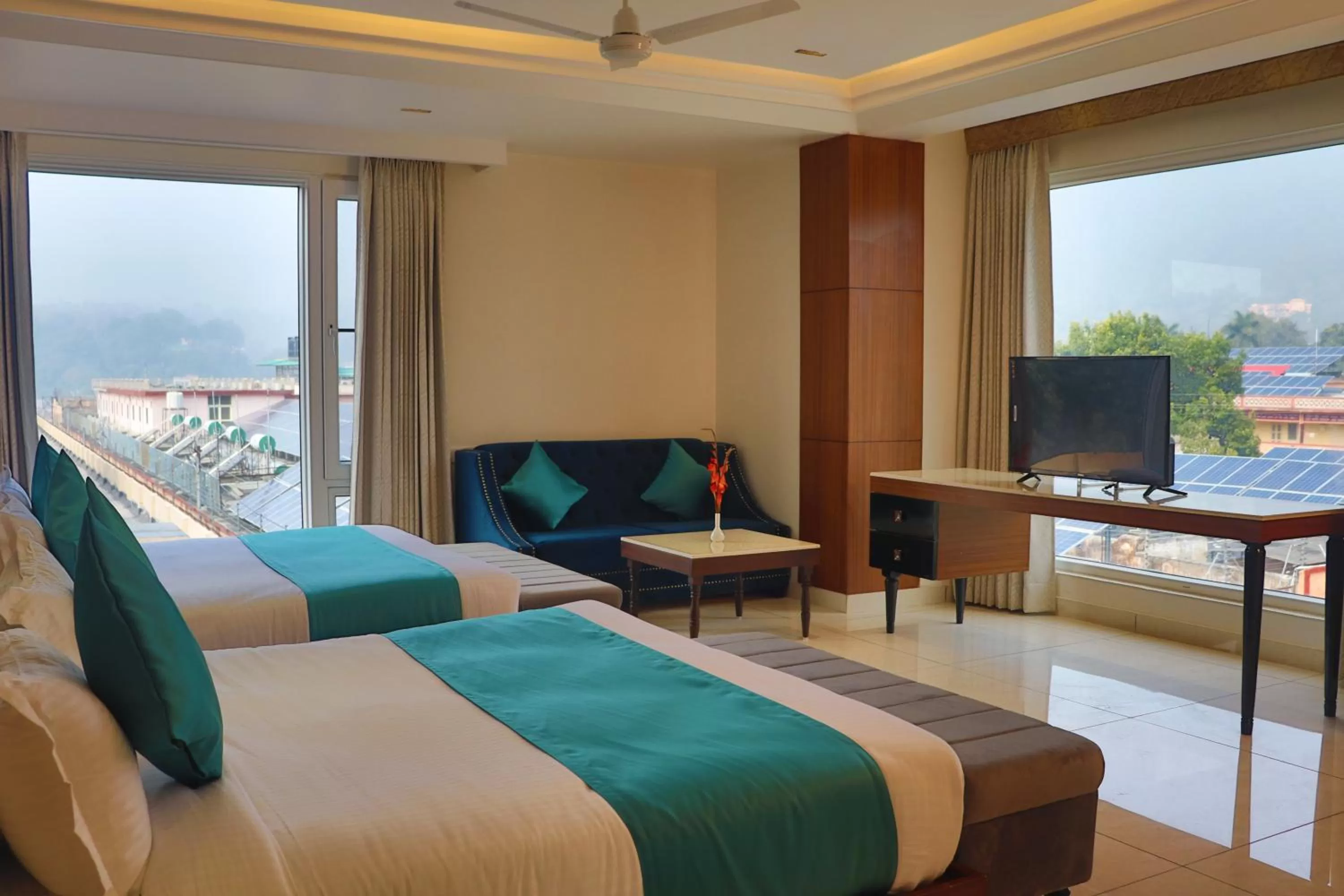 Communal lounge/ TV room in Hotel Green One Earth