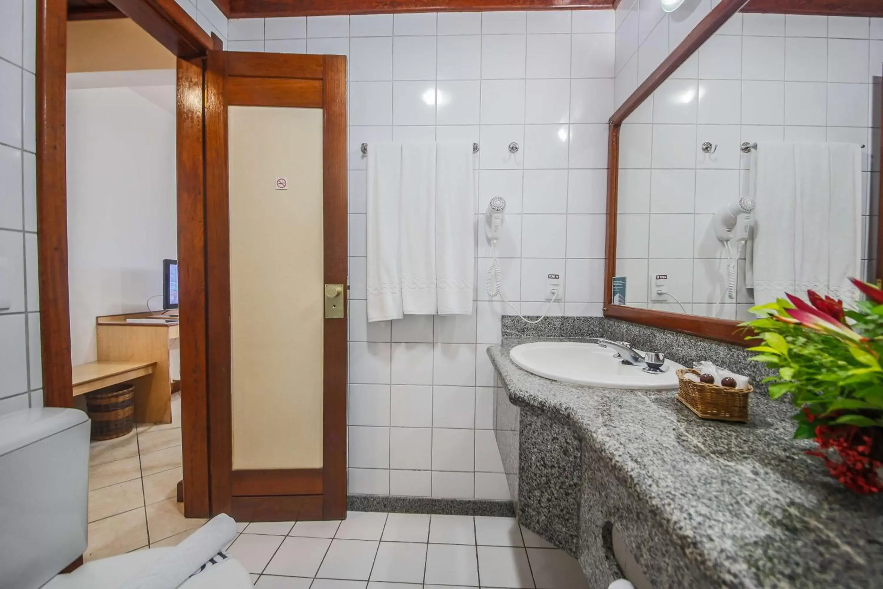 Bathroom in Best Western Shalimar Praia Hotel