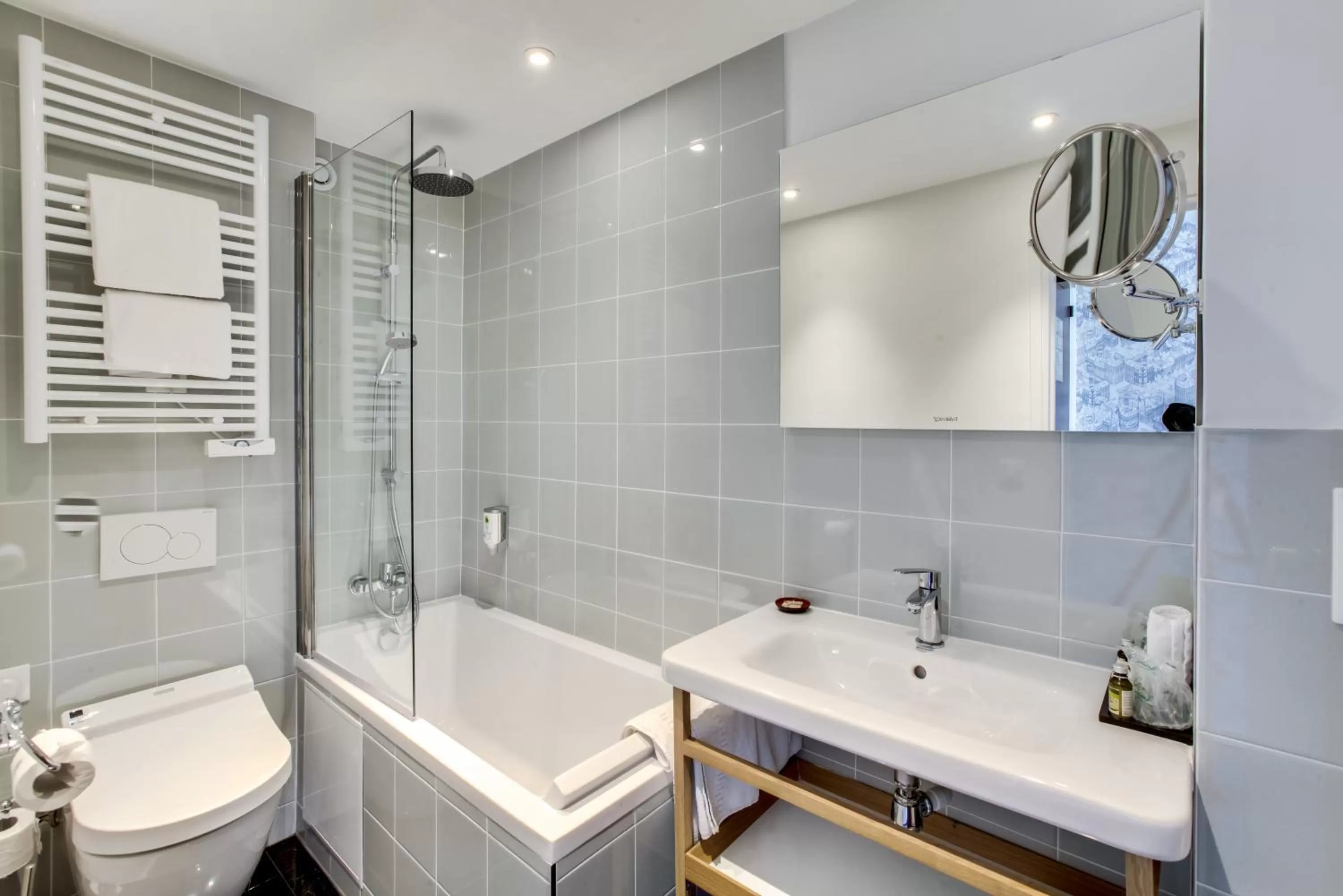 Bathroom in Hôtel Edouard 6 by Malone