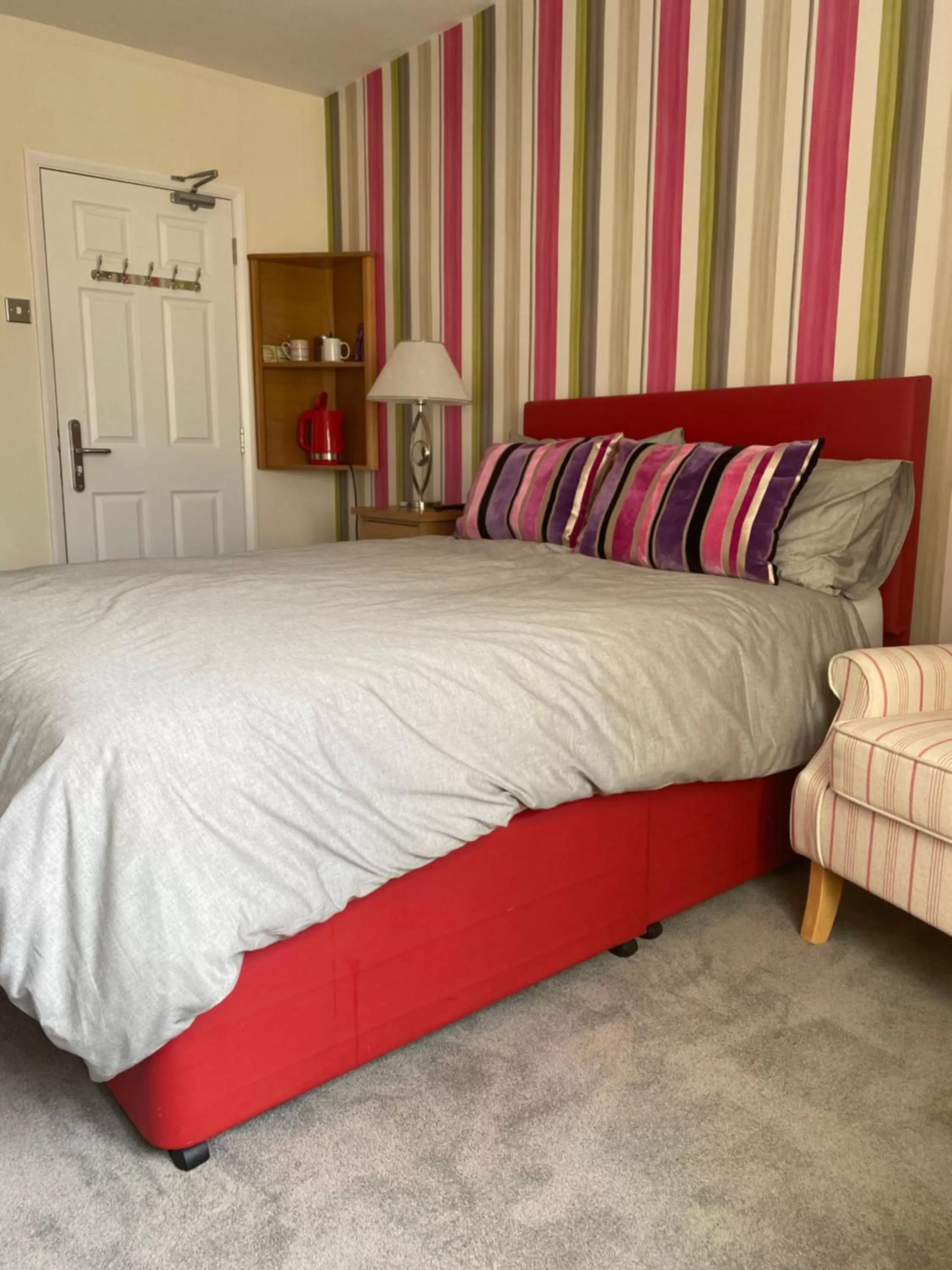 Photo of the whole room, Bed in Lamorna