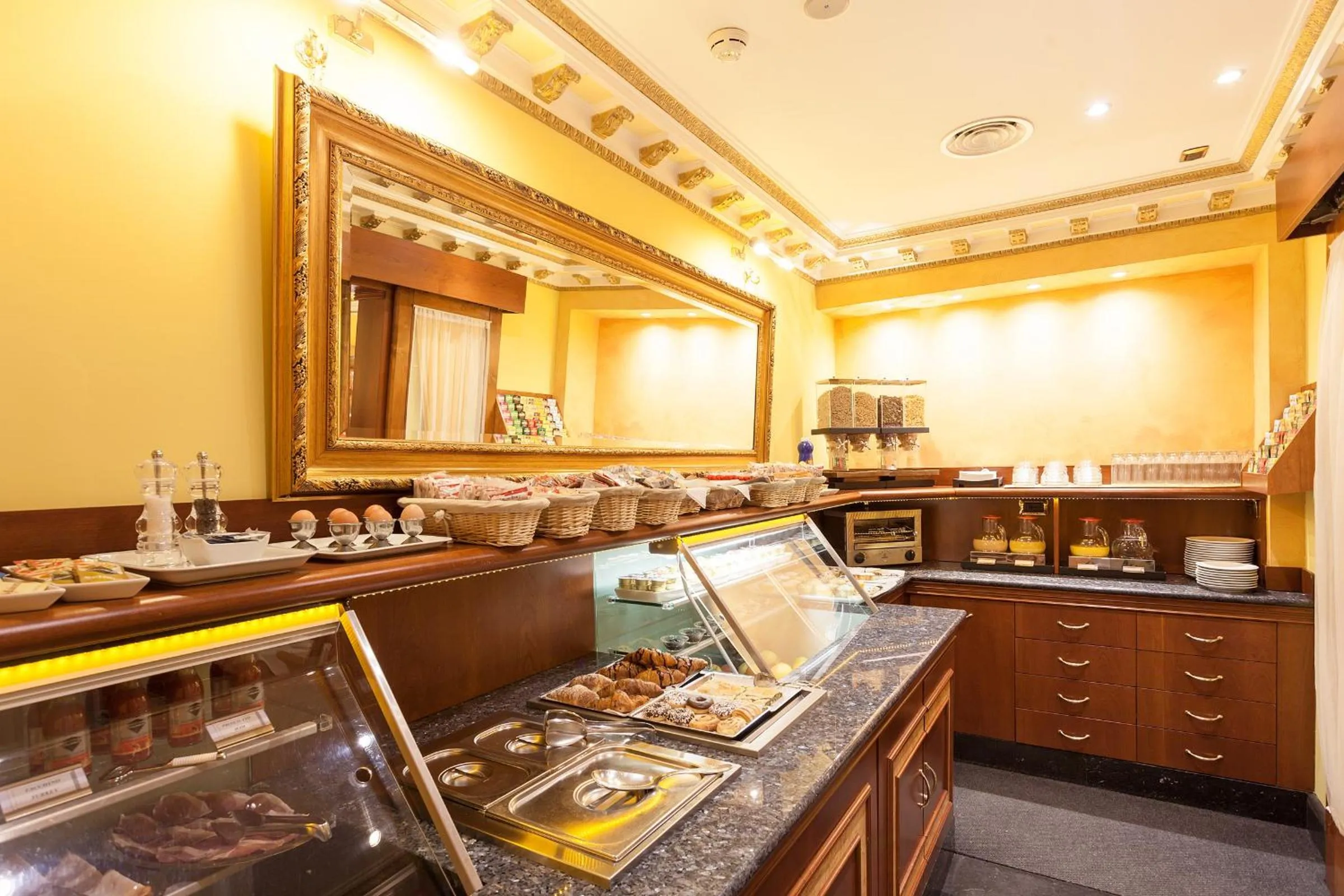 Restaurant/places to eat in Hotel Manfredi Suite In Rome