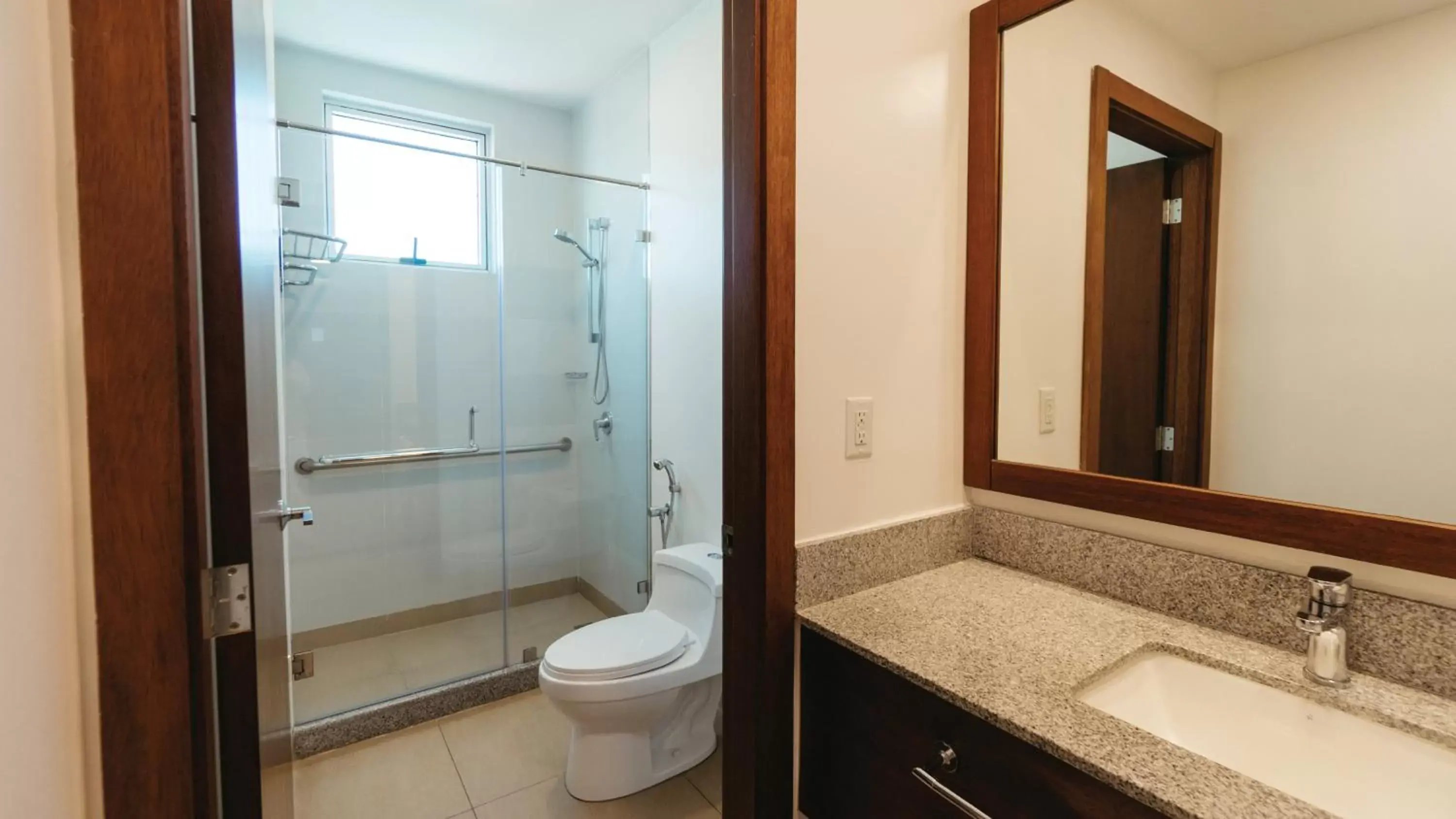 Bathroom in Holiday Inn Guayaquil Airport, an IHG Hotel