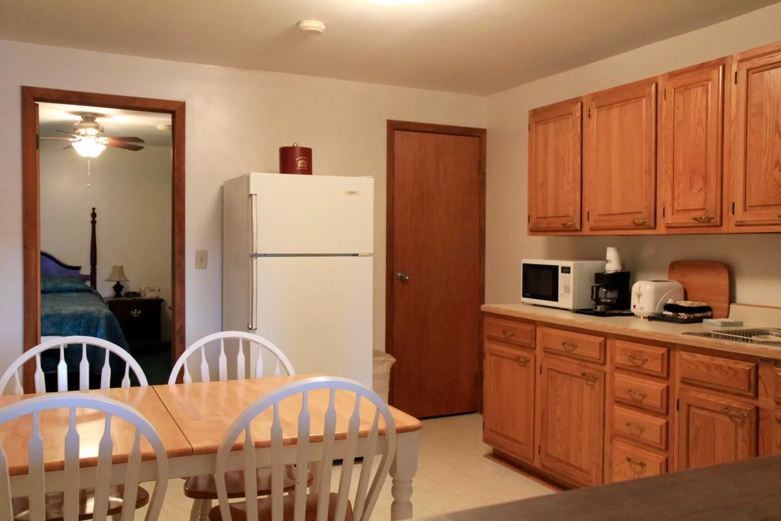 Kitchen or kitchenette, Kitchen/Kitchenette in Sara Placid Inn & Suites