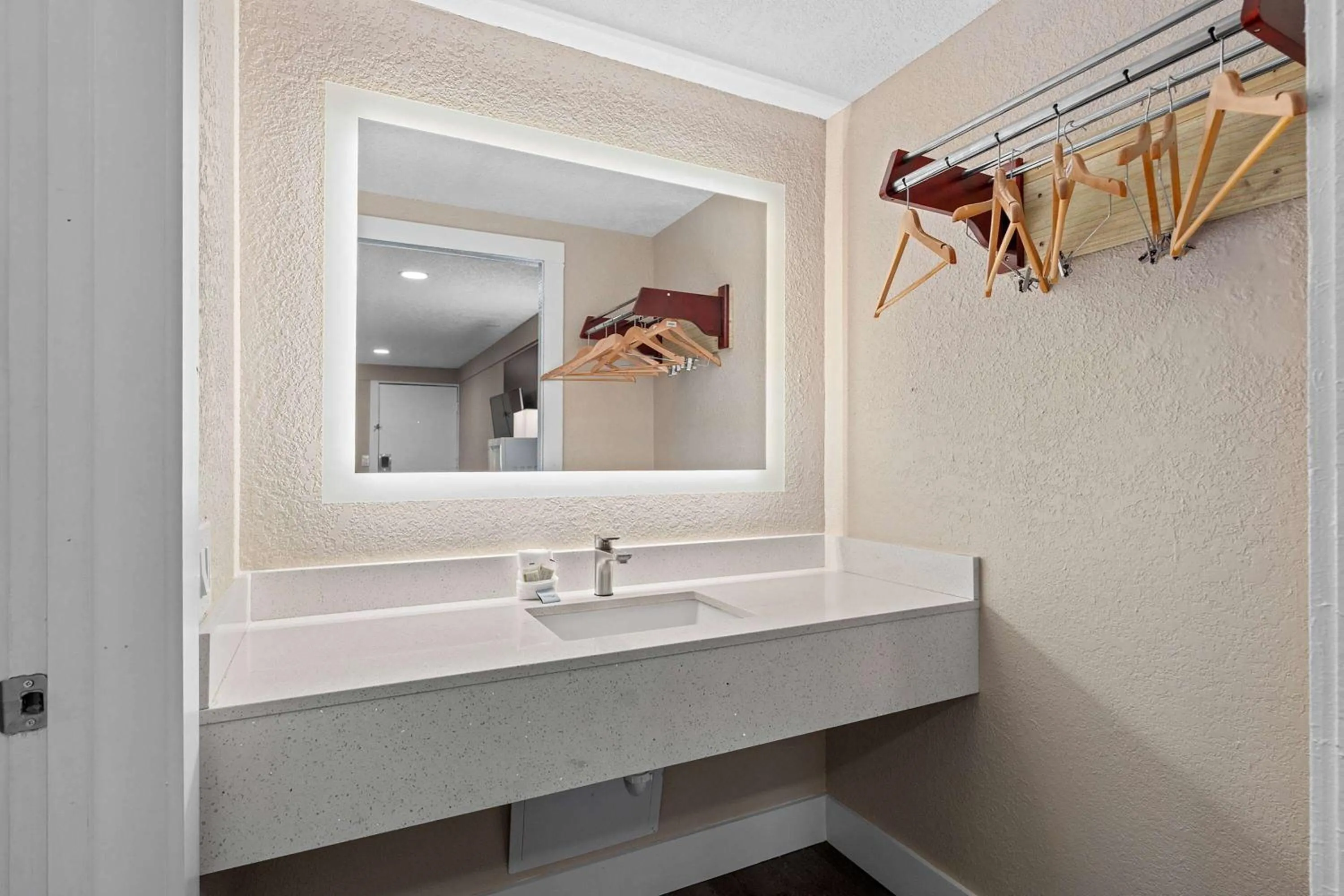 TV and multimedia in Super 8 by Wyndham Kissimmee-Orlando