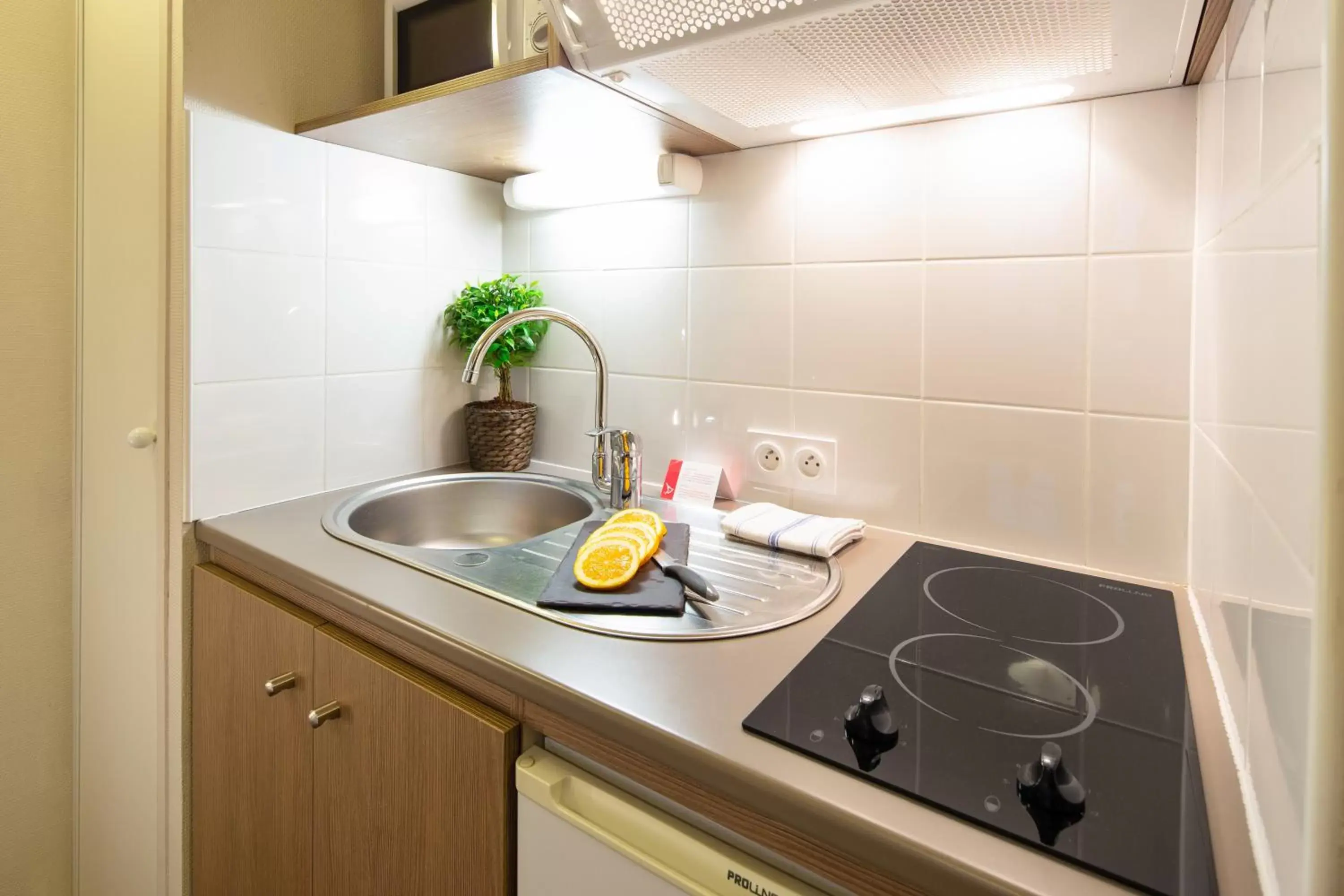 Kitchen or kitchenette, Kitchen/Kitchenette in Appart’City Confort Reims Centre