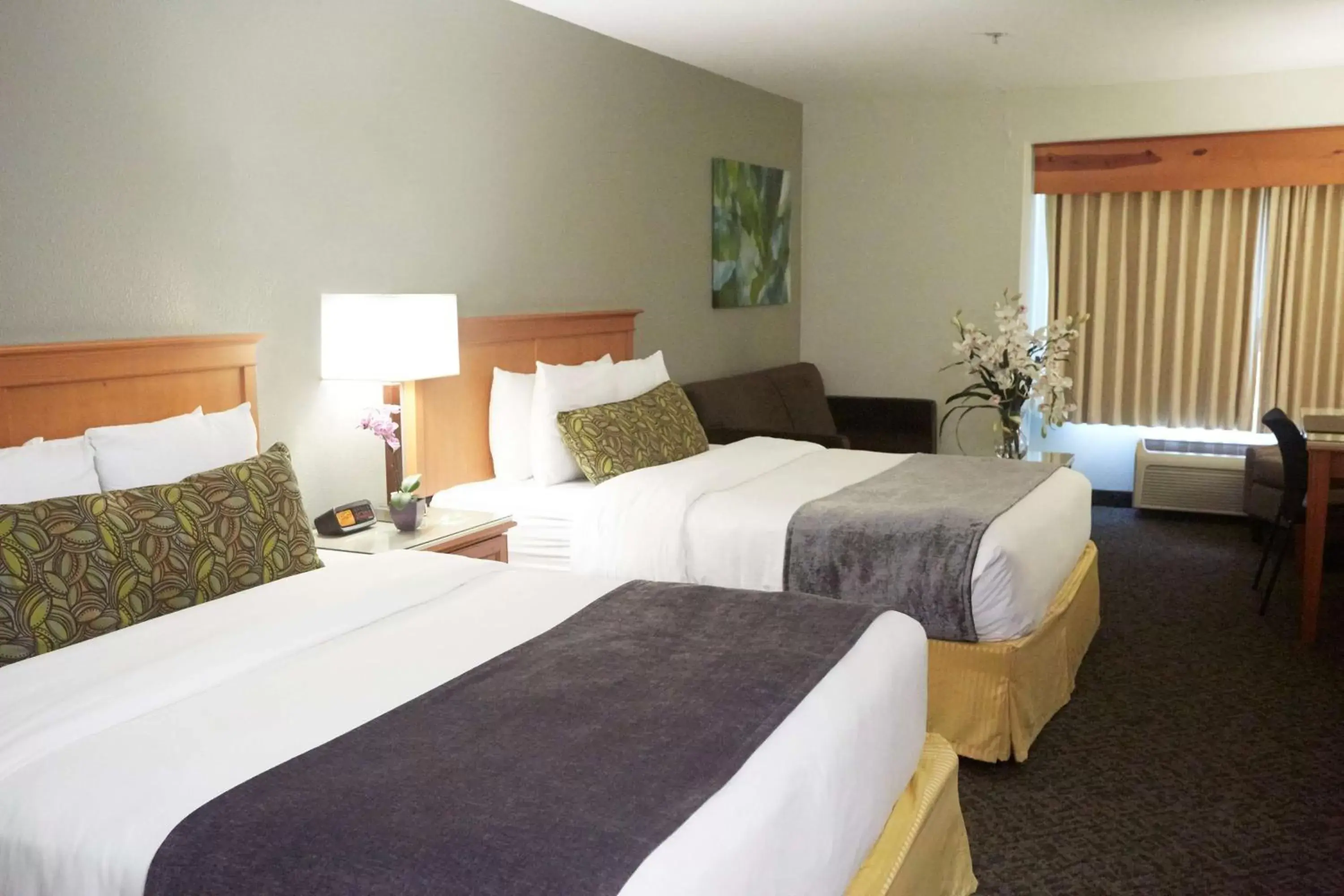 Photo of the whole room, Bed in Radisson Hotel Portland Airport