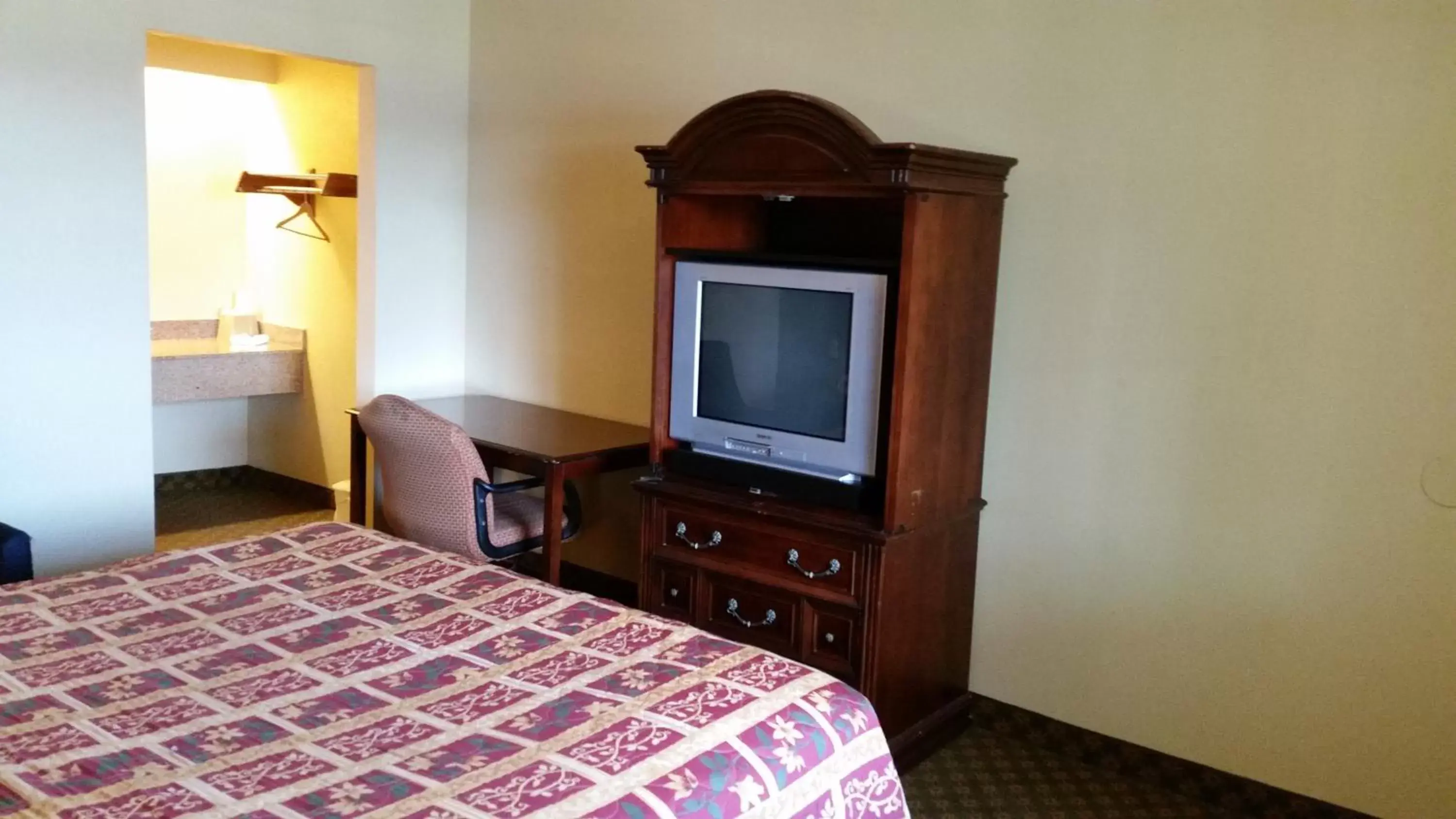 Decorative detail, TV/Entertainment Center in Travel Inn Motel