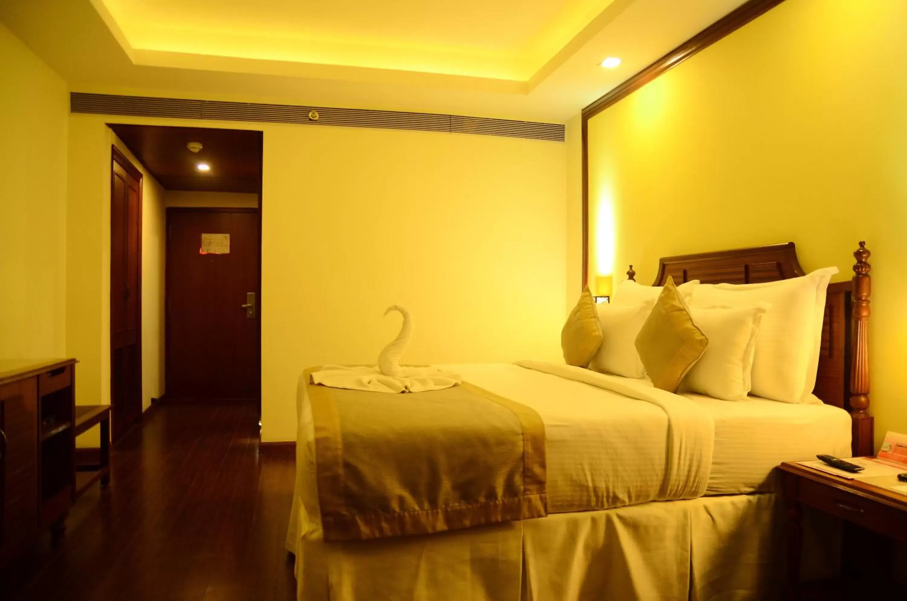 Photo of the whole room, Bed in Ramada Jamshedpur Bistupur