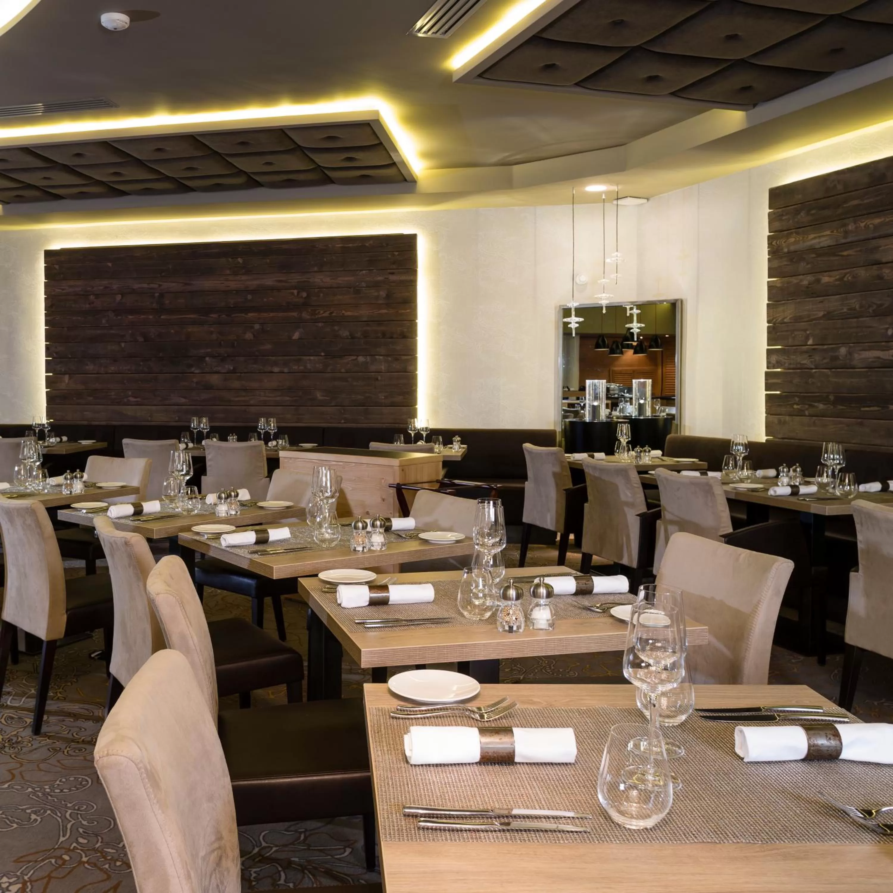 Restaurant/places to eat in Hôtel Koh-I Nor by Les Etincelles