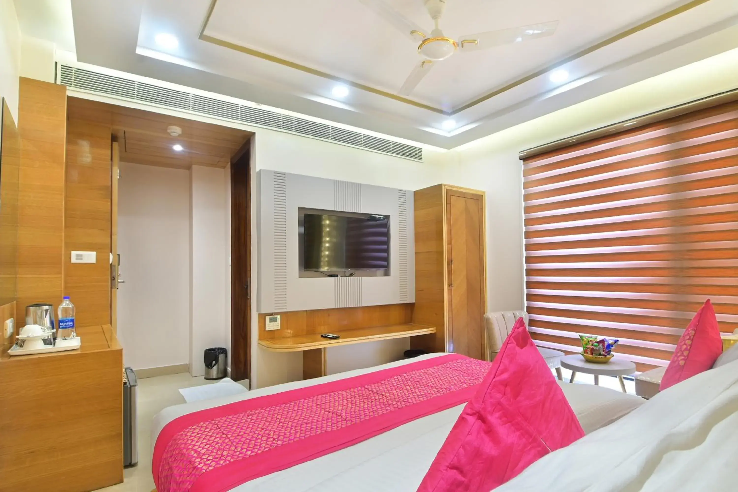 Bed in Hotel Gold Palace - 03 Mins Walk From New Delhi Railway Station