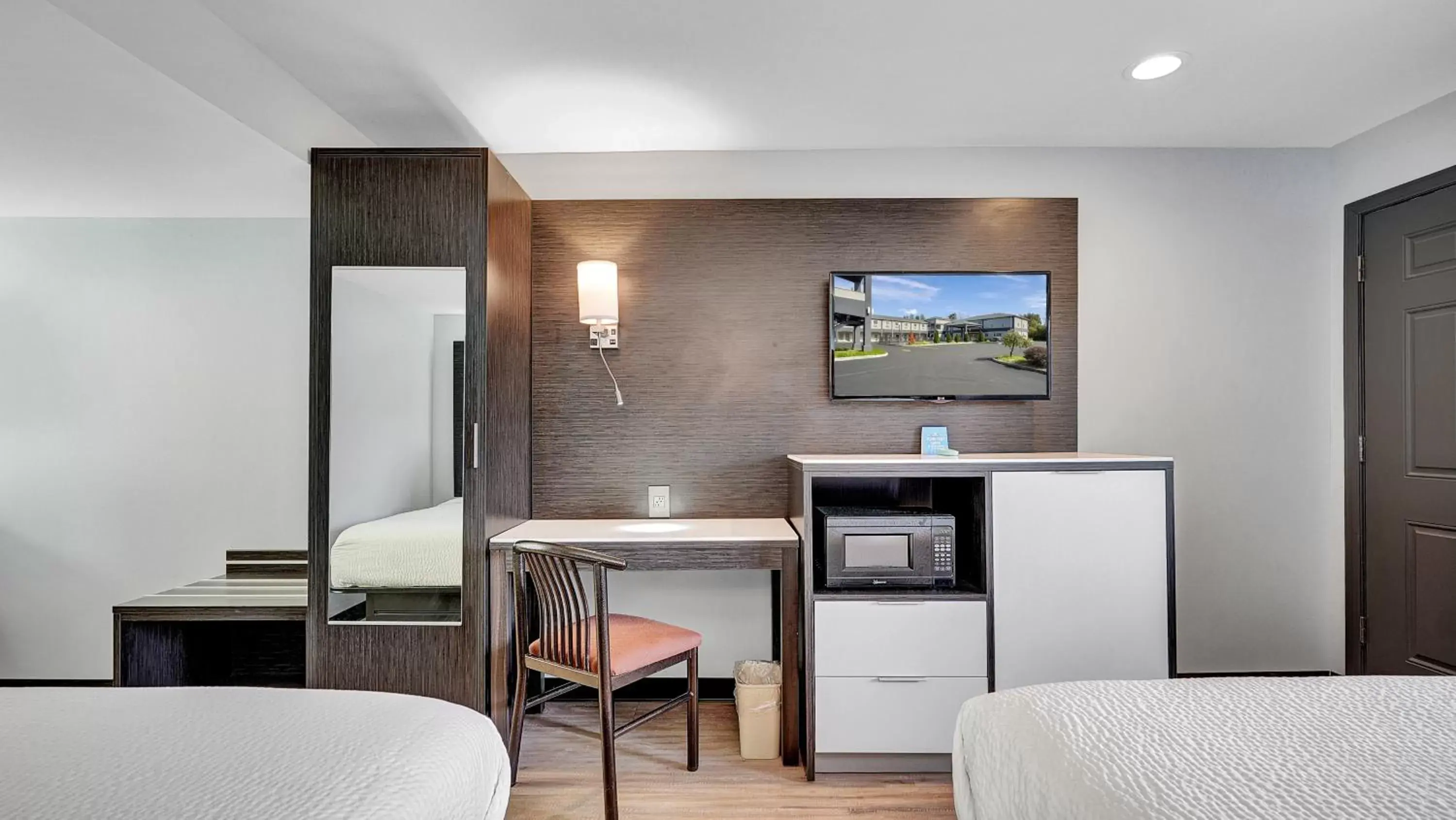 Bed, TV/Entertainment Center in Days Inn & Suites by Wyndham Niagara Falls/Buffalo