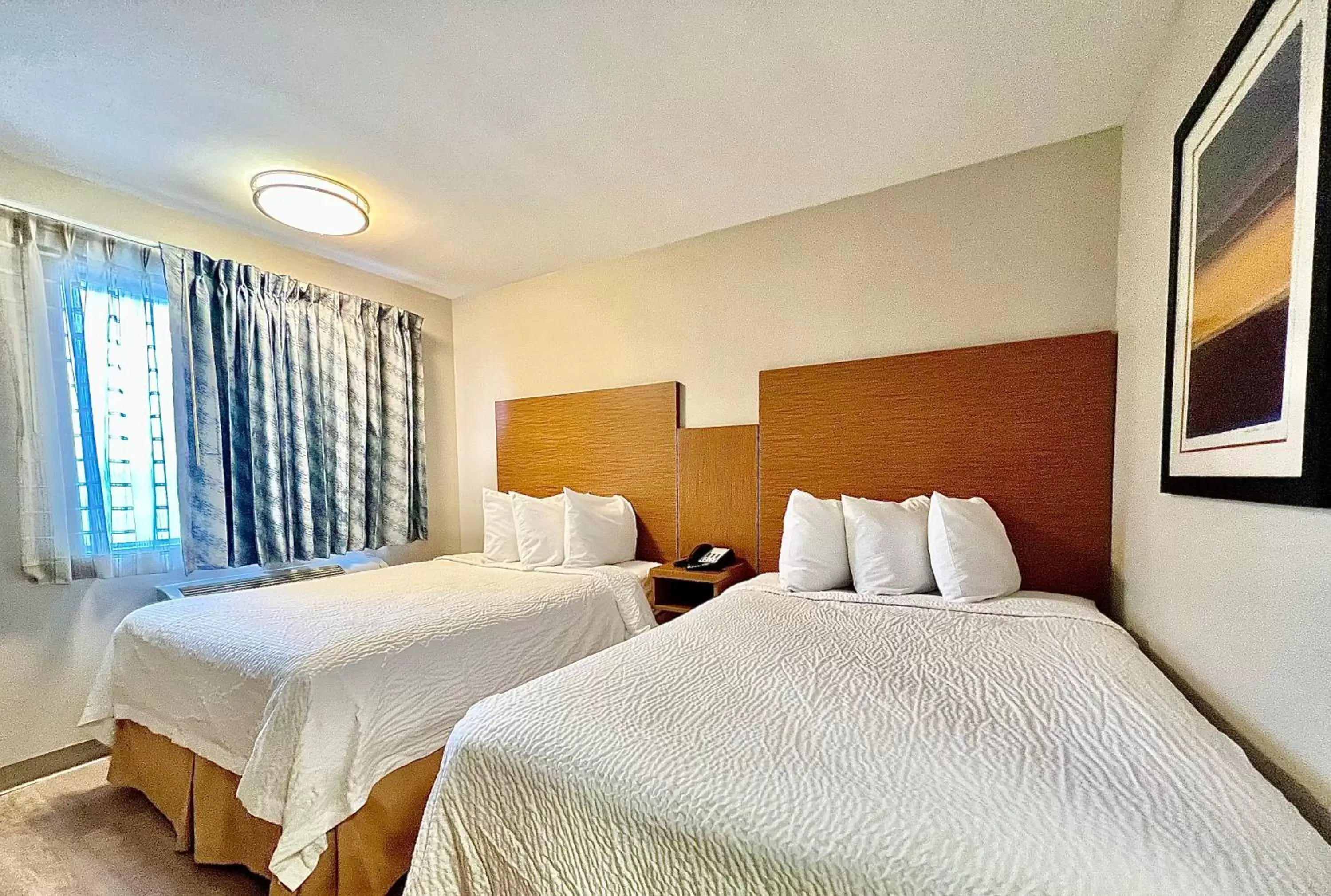 Photo of the whole room, Bed in Days Inn & Suites by Wyndham Arlington Near Six Flags