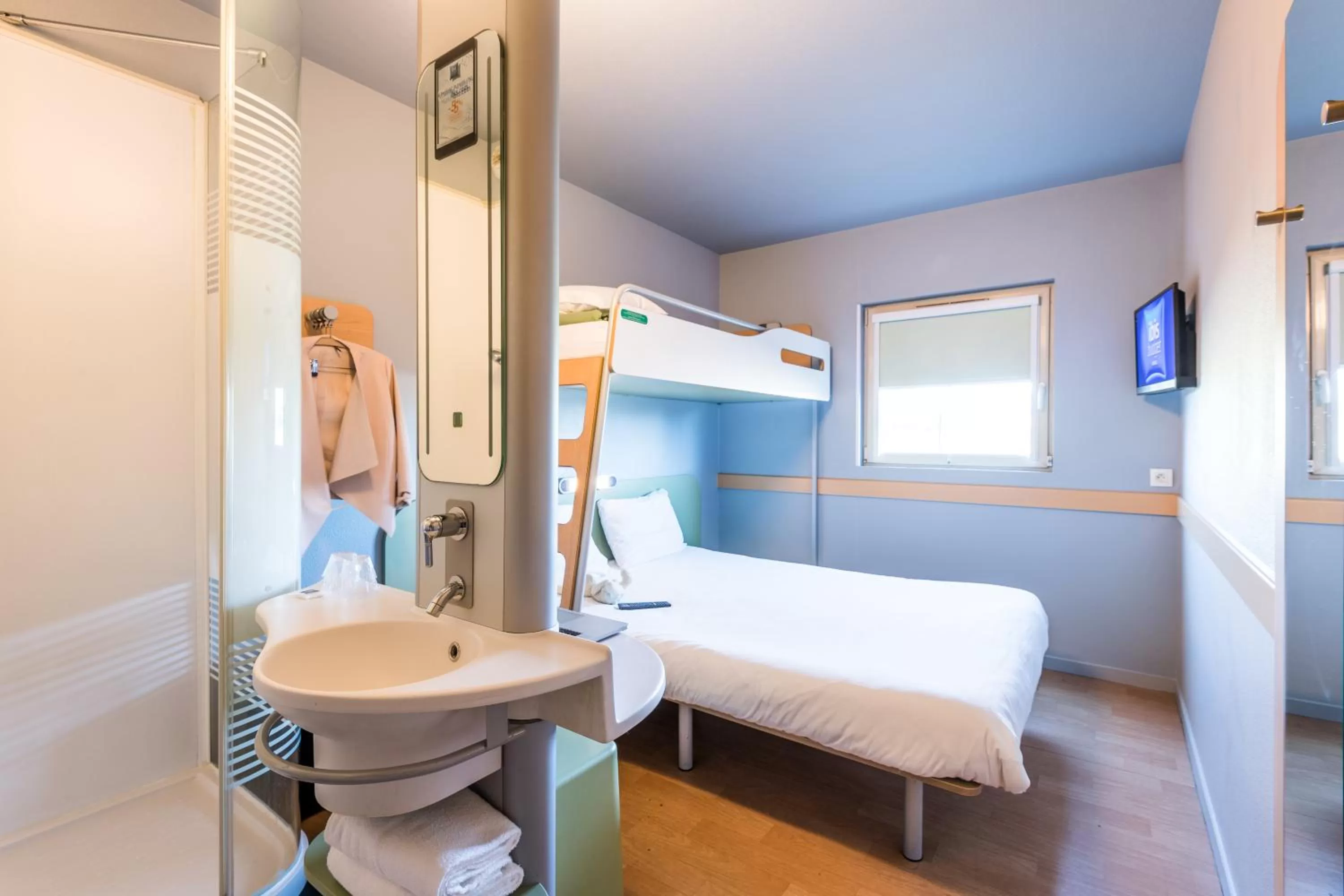 Shower, Bed in ibis budget Amberieu en Bugey/Chateau Gaillard A42