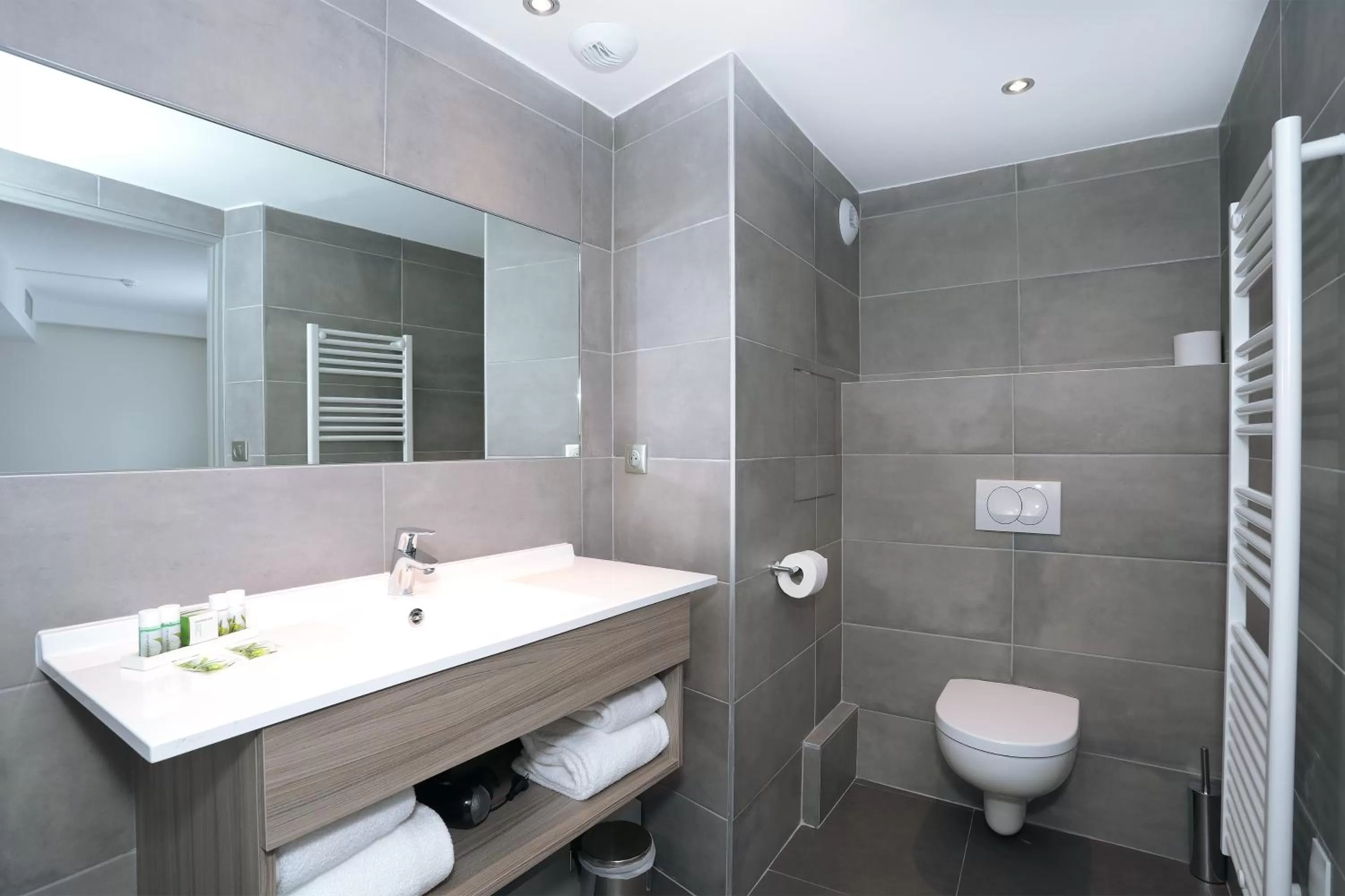Bathroom in Best Western Linko Aubagne