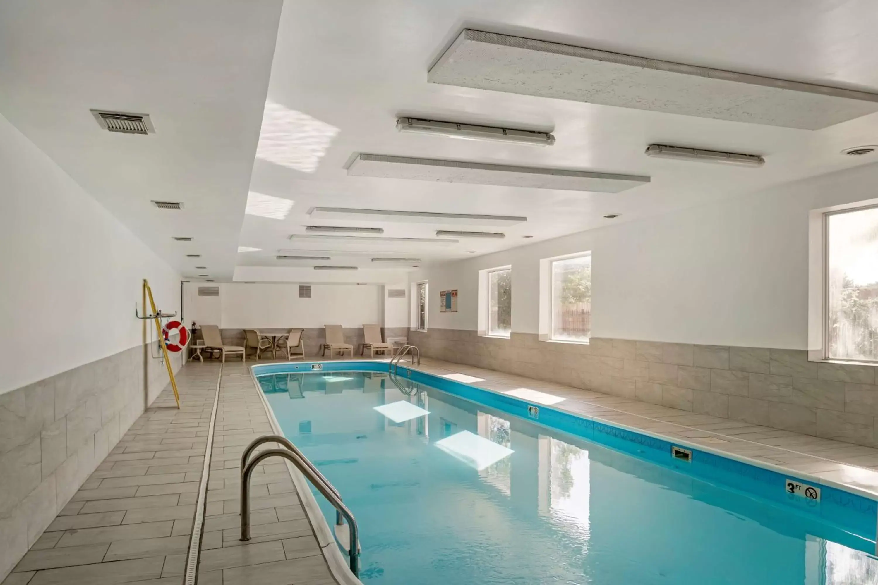 Pool view, Swimming Pool in Best Western Des Plaines Inn