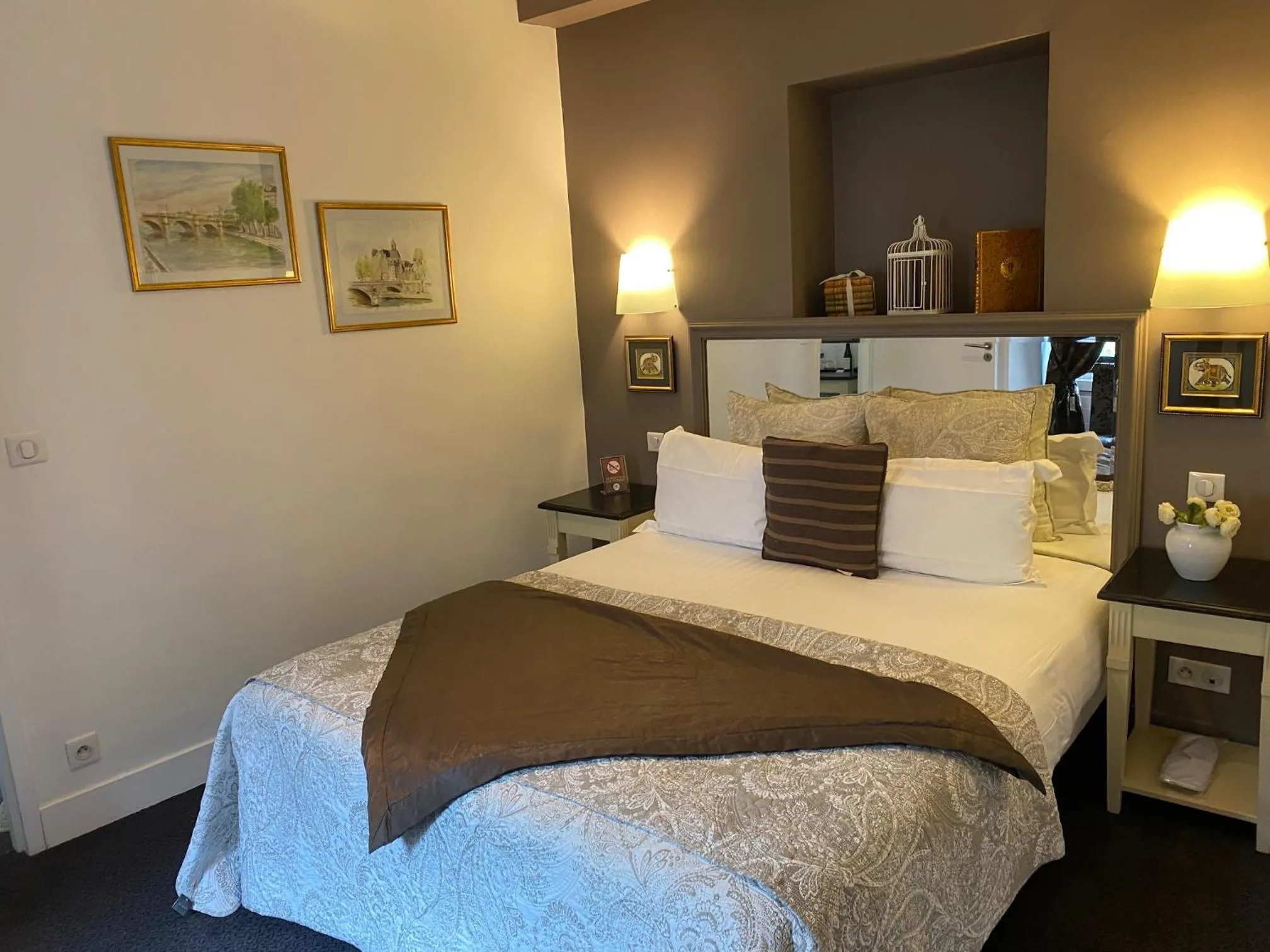 Bed in Logis Hôtel Restaurant du Parc