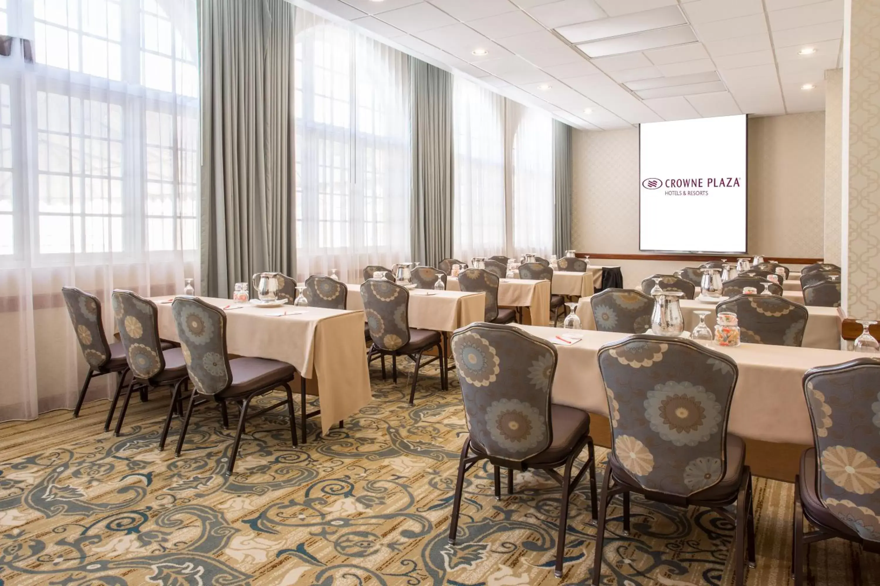 Meeting/conference room, Restaurant/Places to Eat in Crowne Plaza Phoenix - Chandler Golf Resort, an IHG Hotel