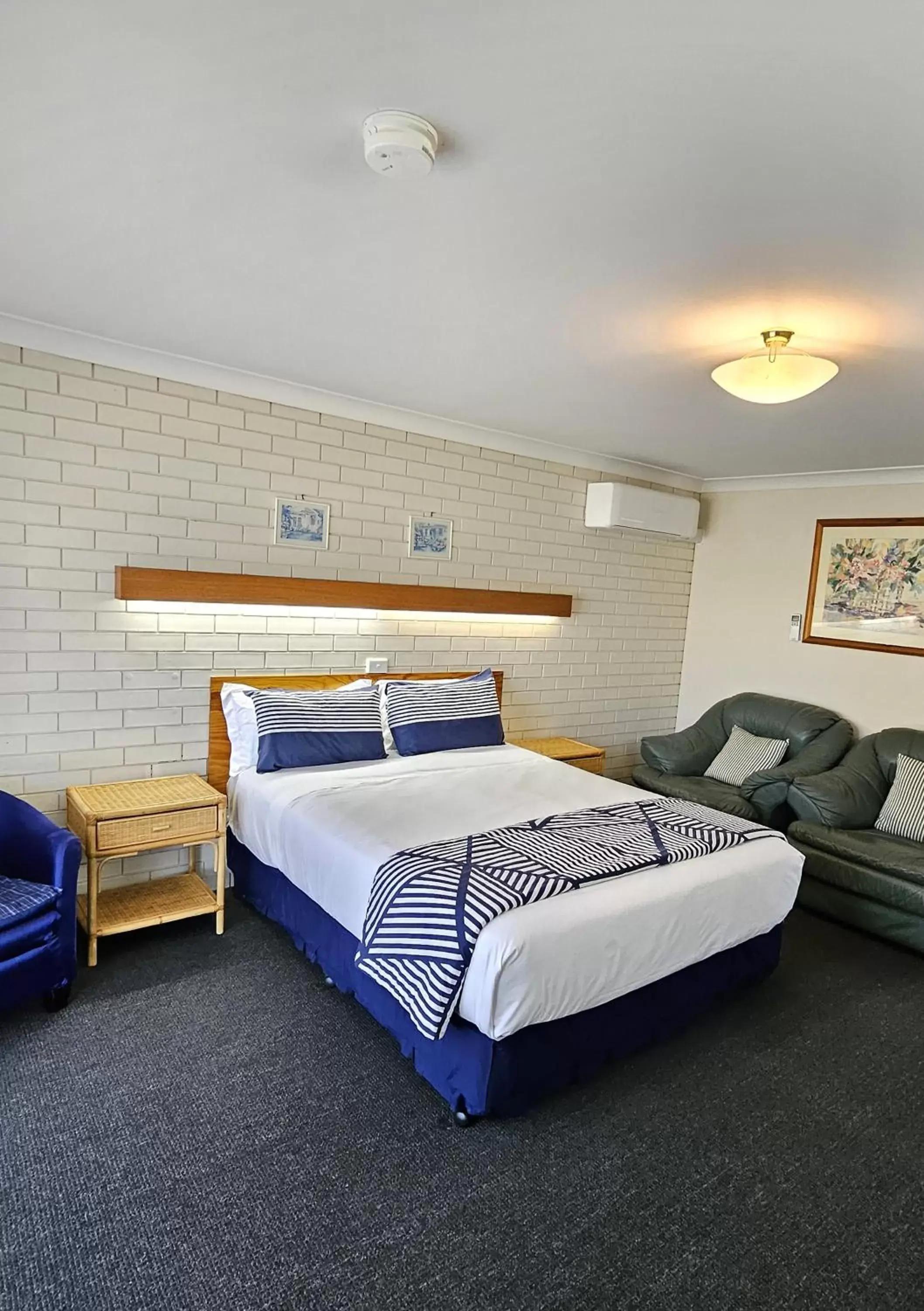 Bed in Alfred Motor Inn
