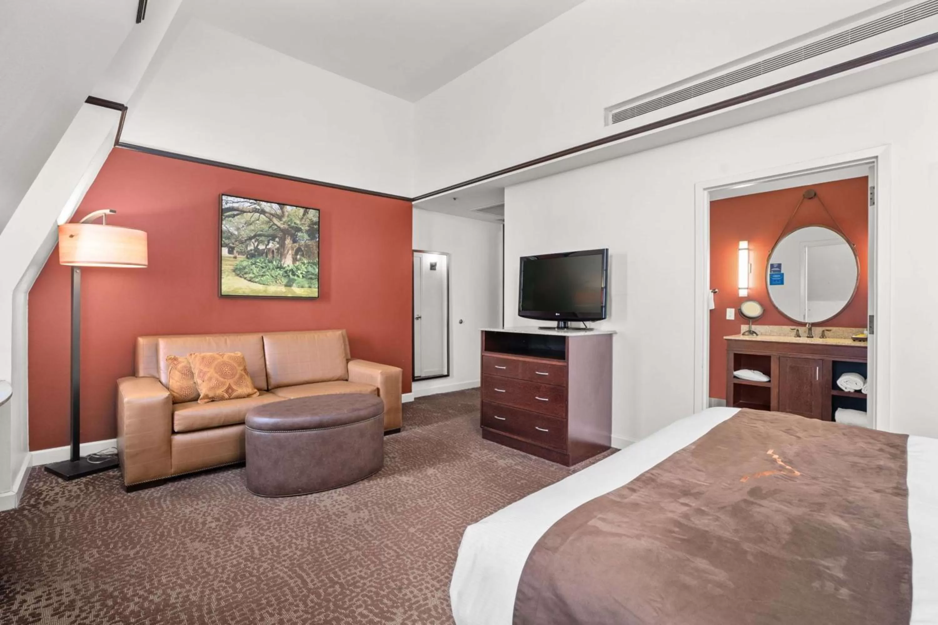 Living room, Bed in The Emily Morgan Hotel - A DoubleTree by Hilton