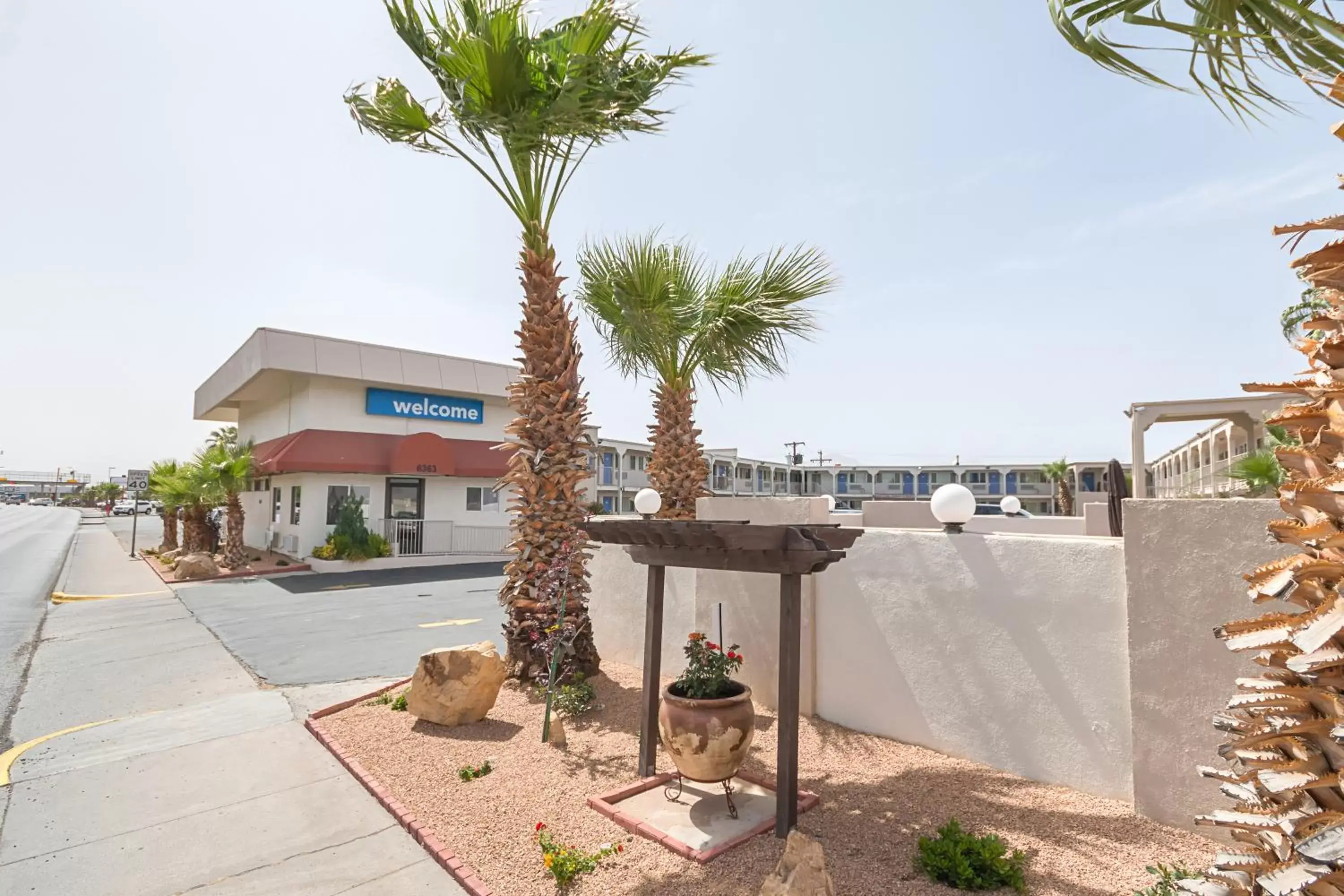 Facade/entrance, Patio/Outdoor Area in Motel 6-El Paso, TX - Airport - Fort Bliss