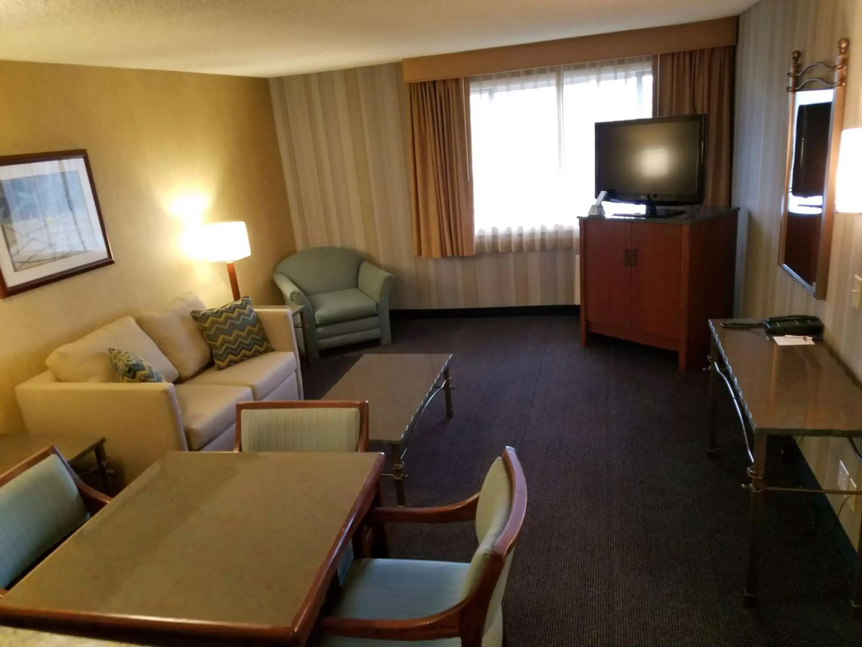 Photo of the whole room, Seating Area in Best Western Cascadia Inn