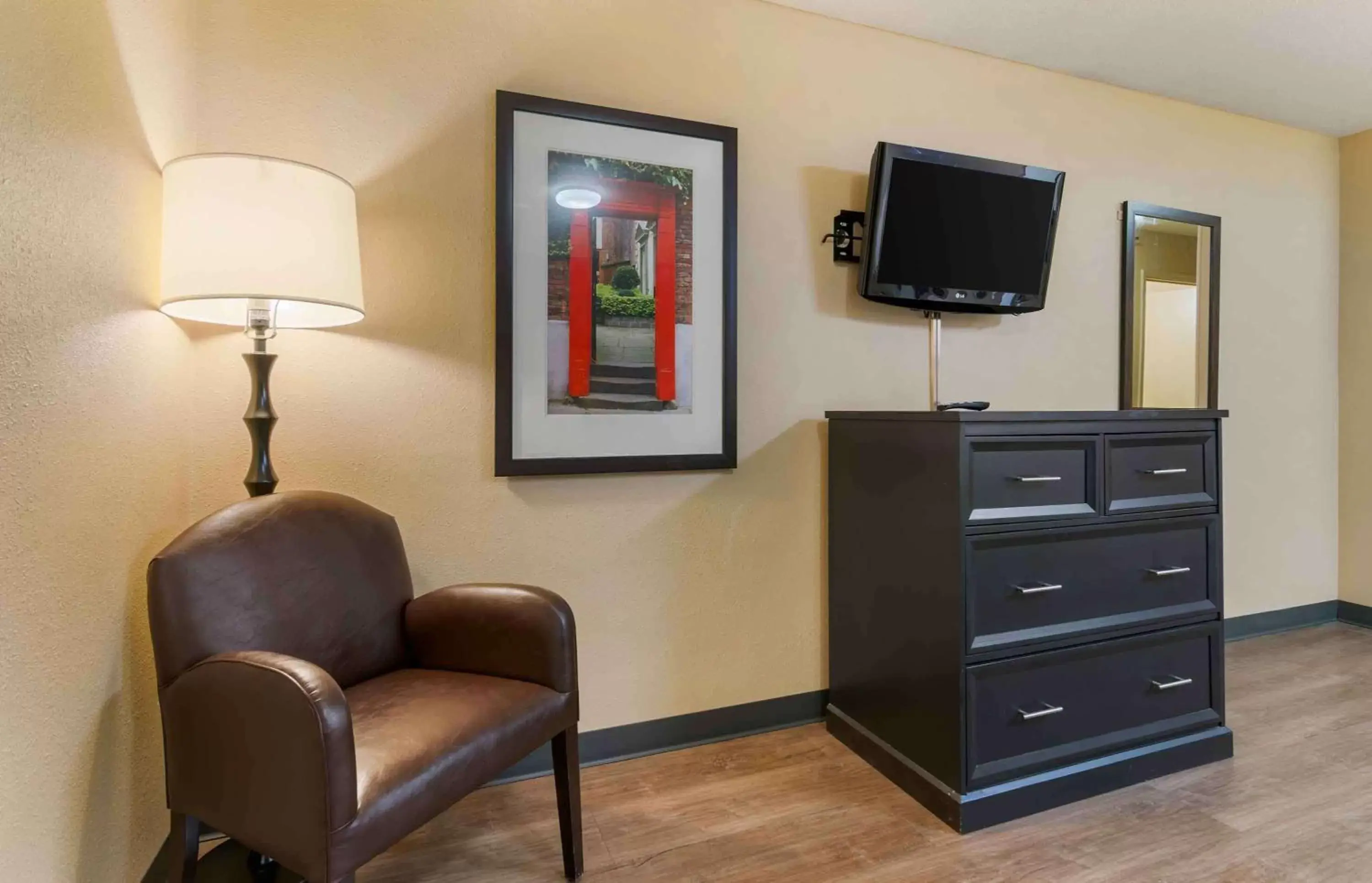 Bedroom, TV/Entertainment Center in Extended Stay America Suites - St Louis - Earth City